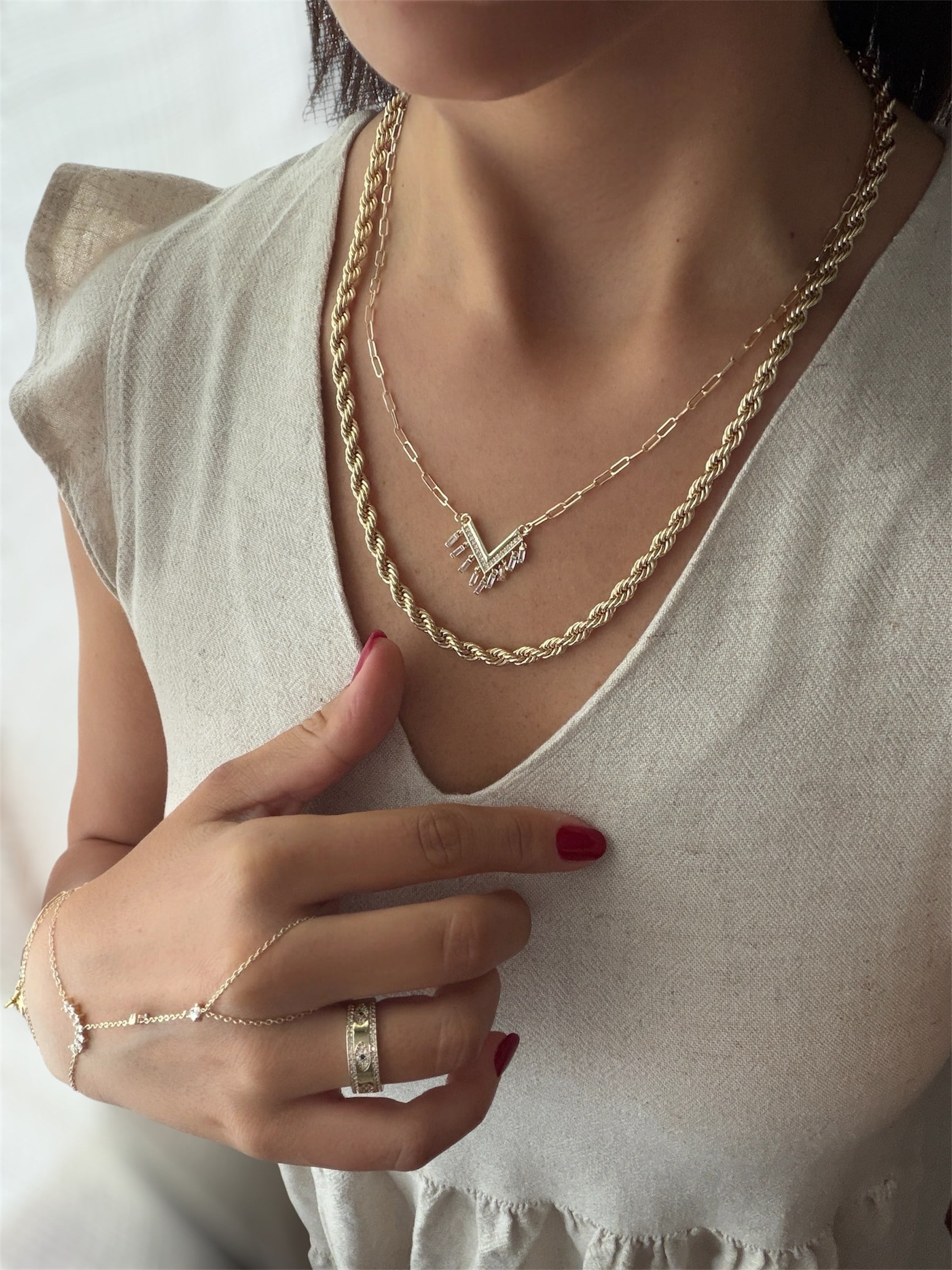 14K gold renk altın kaplama kalın burgu zincir ve zirkon taşlı tasarım sallantılı V kolye seti