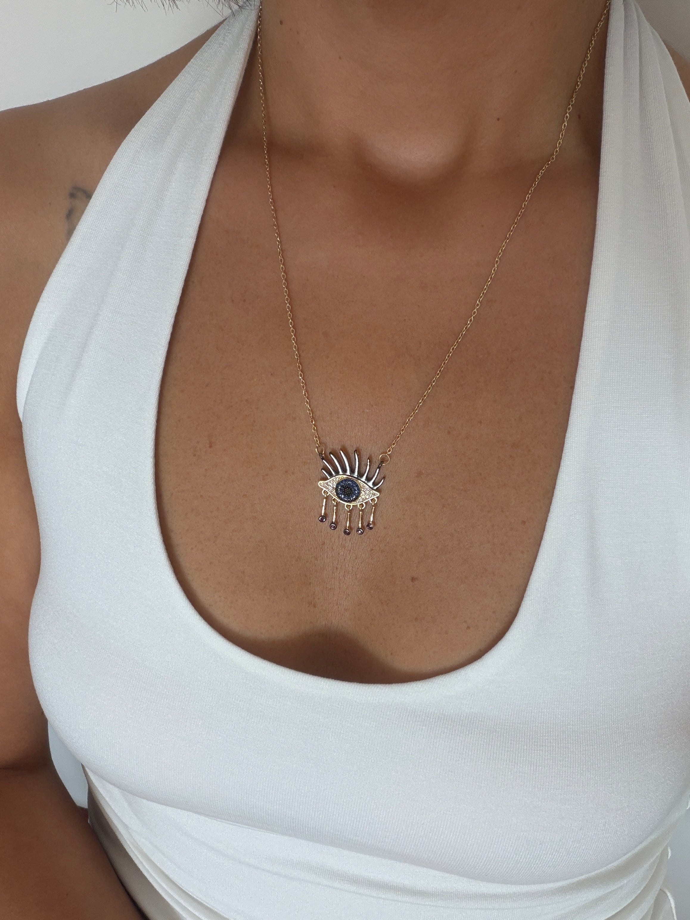 14K gold renk altın kaplama kirpikleri olan göz detaylı harika bir kolye