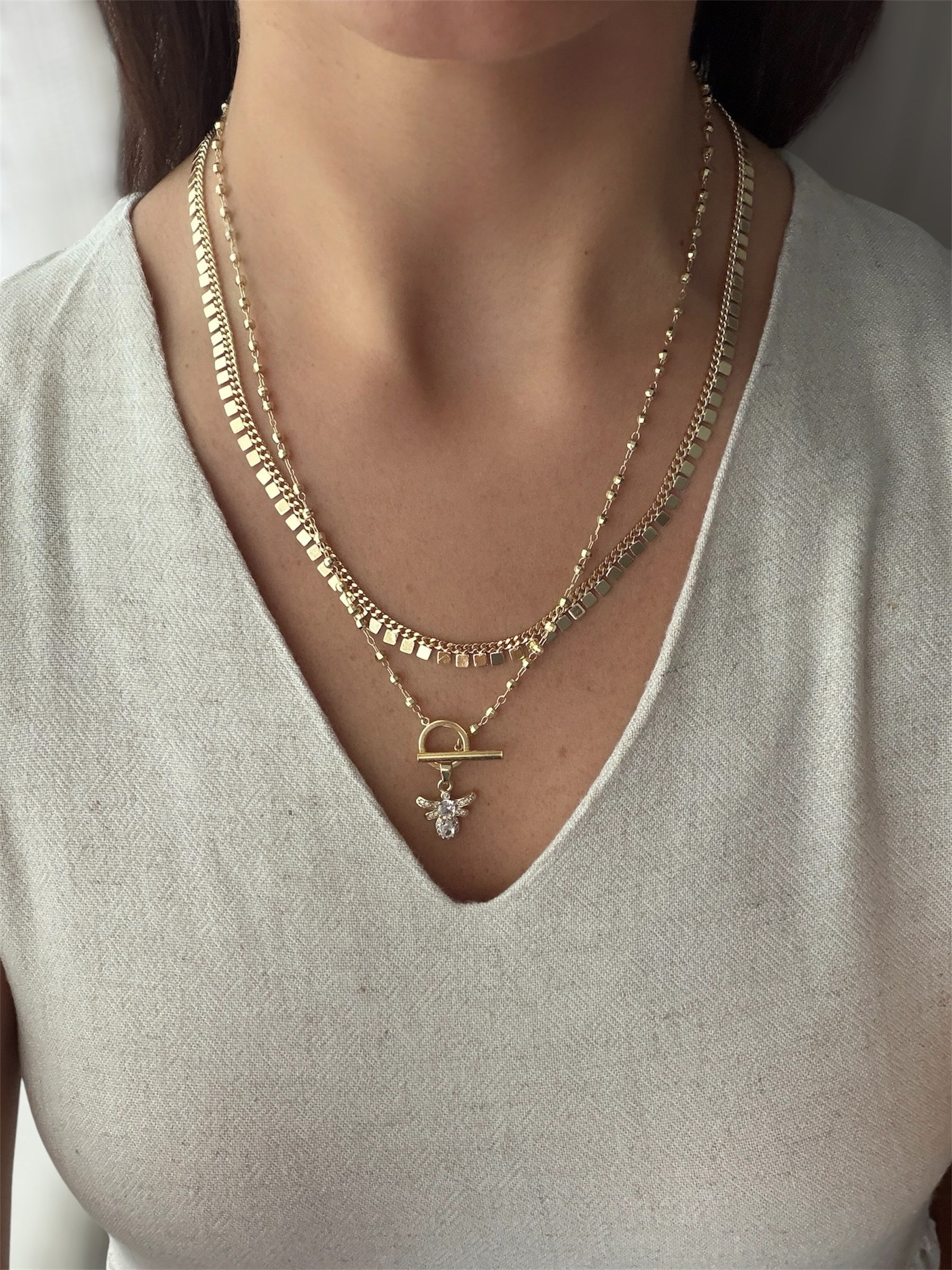 14K gold renk altın kaplama ön bağlamalı zirkon taş arı detaylı ve full kare pul kolye seti