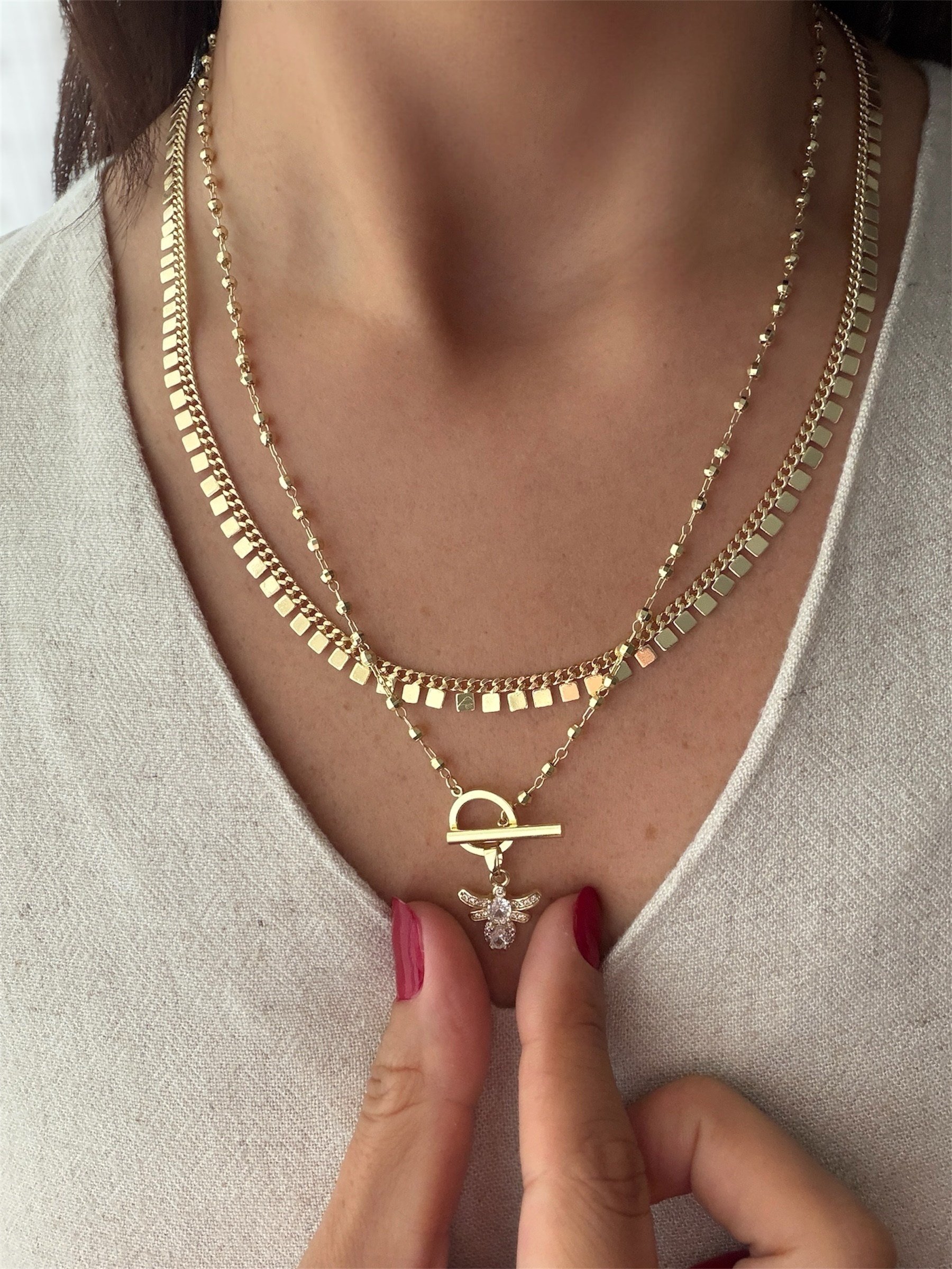 14K gold renk altın kaplama ön bağlamalı zirkon taş arı detaylı ve full kare pul kolye seti