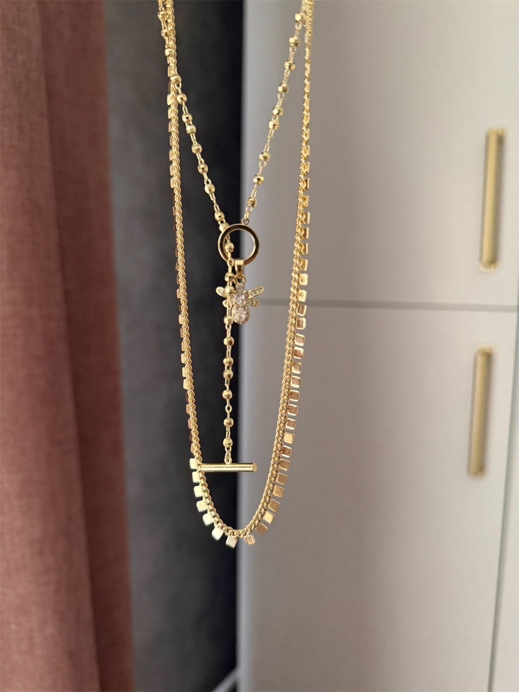 14K gold renk altın kaplama ön bağlamalı zirkon taş arı detaylı ve full kare pul kolye seti