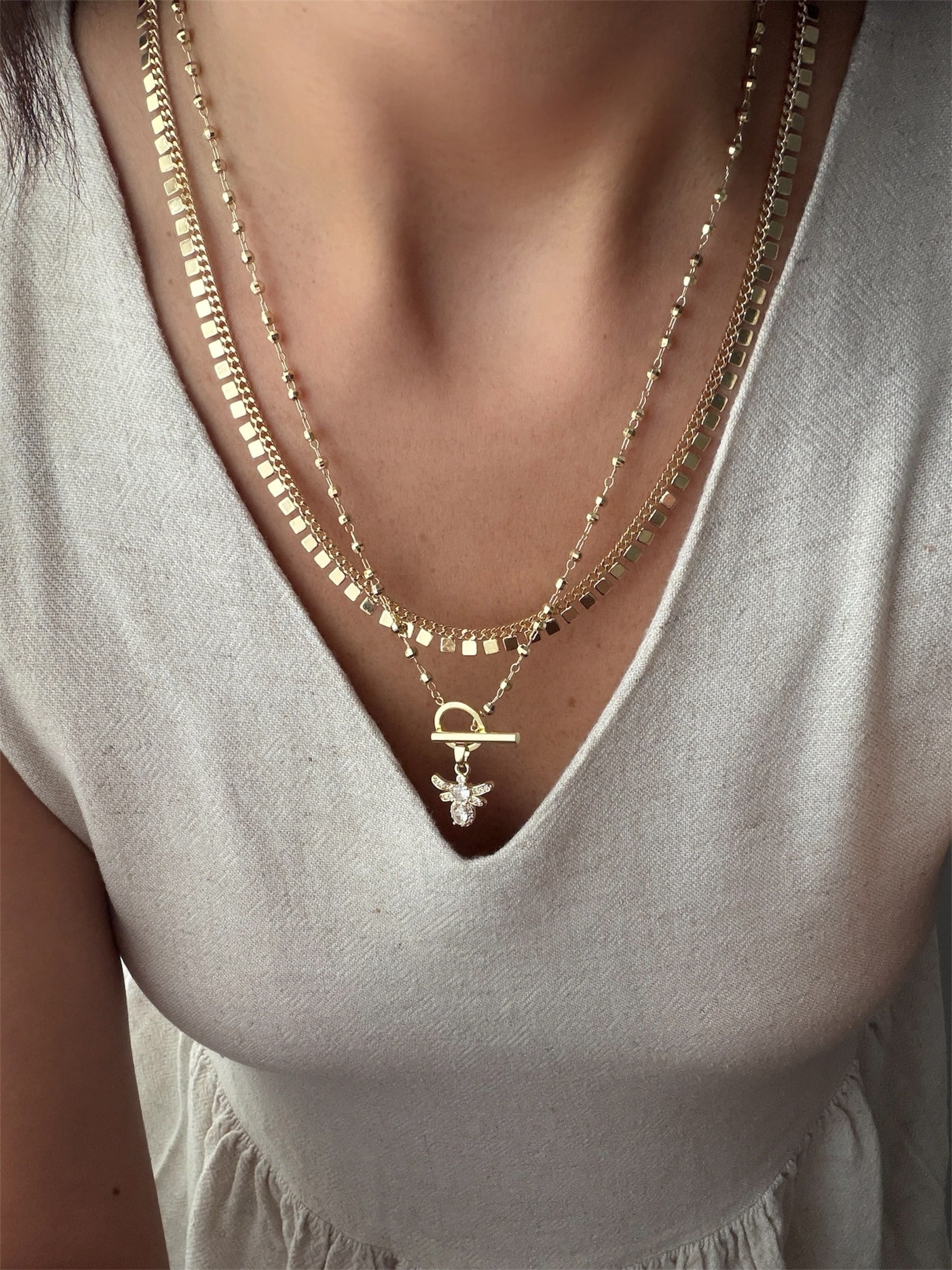 14K gold renk altın kaplama ön bağlamalı zirkon taş arı detaylı ve full kare pul kolye seti