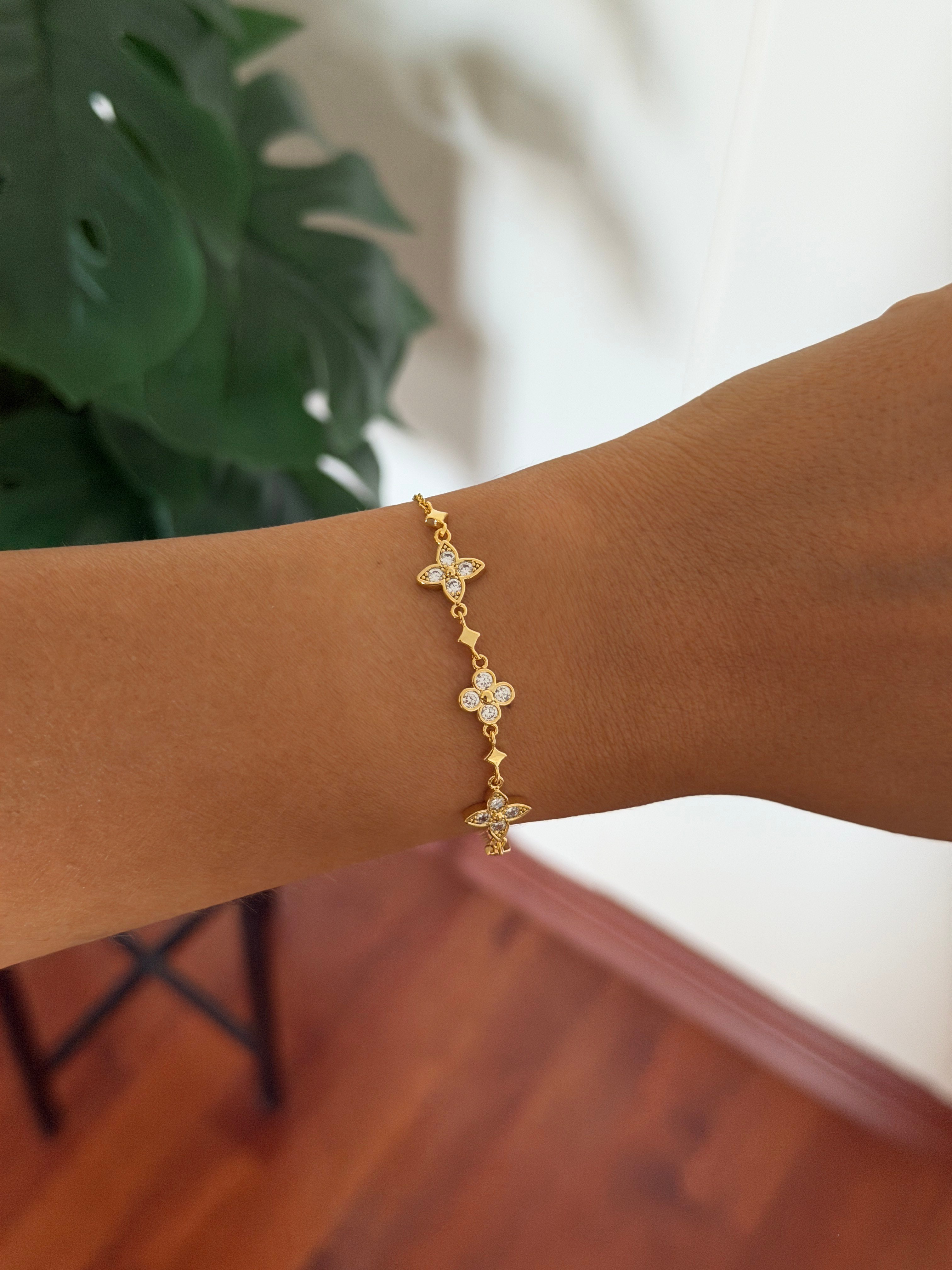 14K gold renk altın kaplama yonca detaylı zirkon taşlı çıtır bileklik