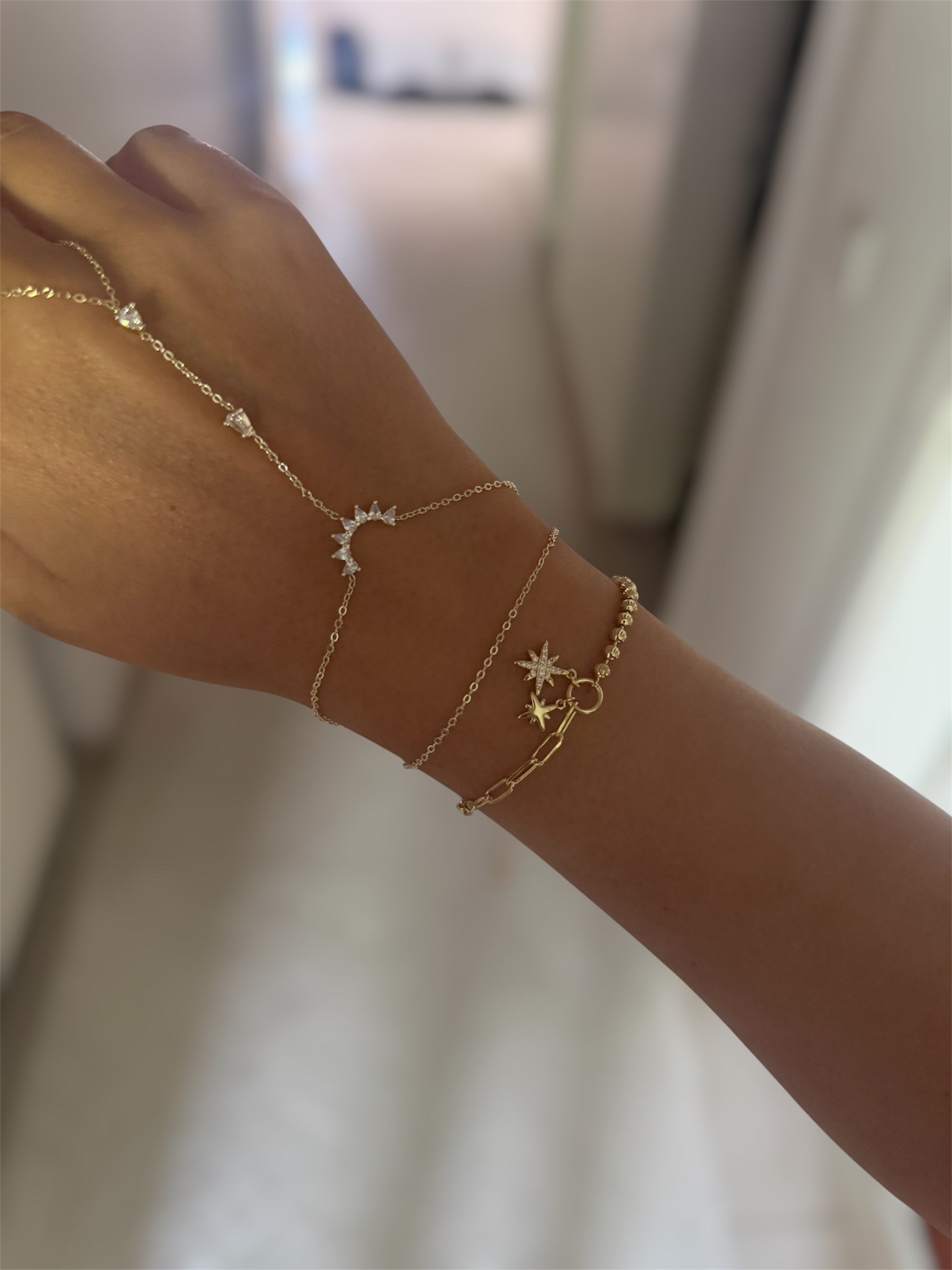 14K gold renk altın kaplama,yıldız detaylı charm dorika ve halka zincir detaylı tasarım bileklik