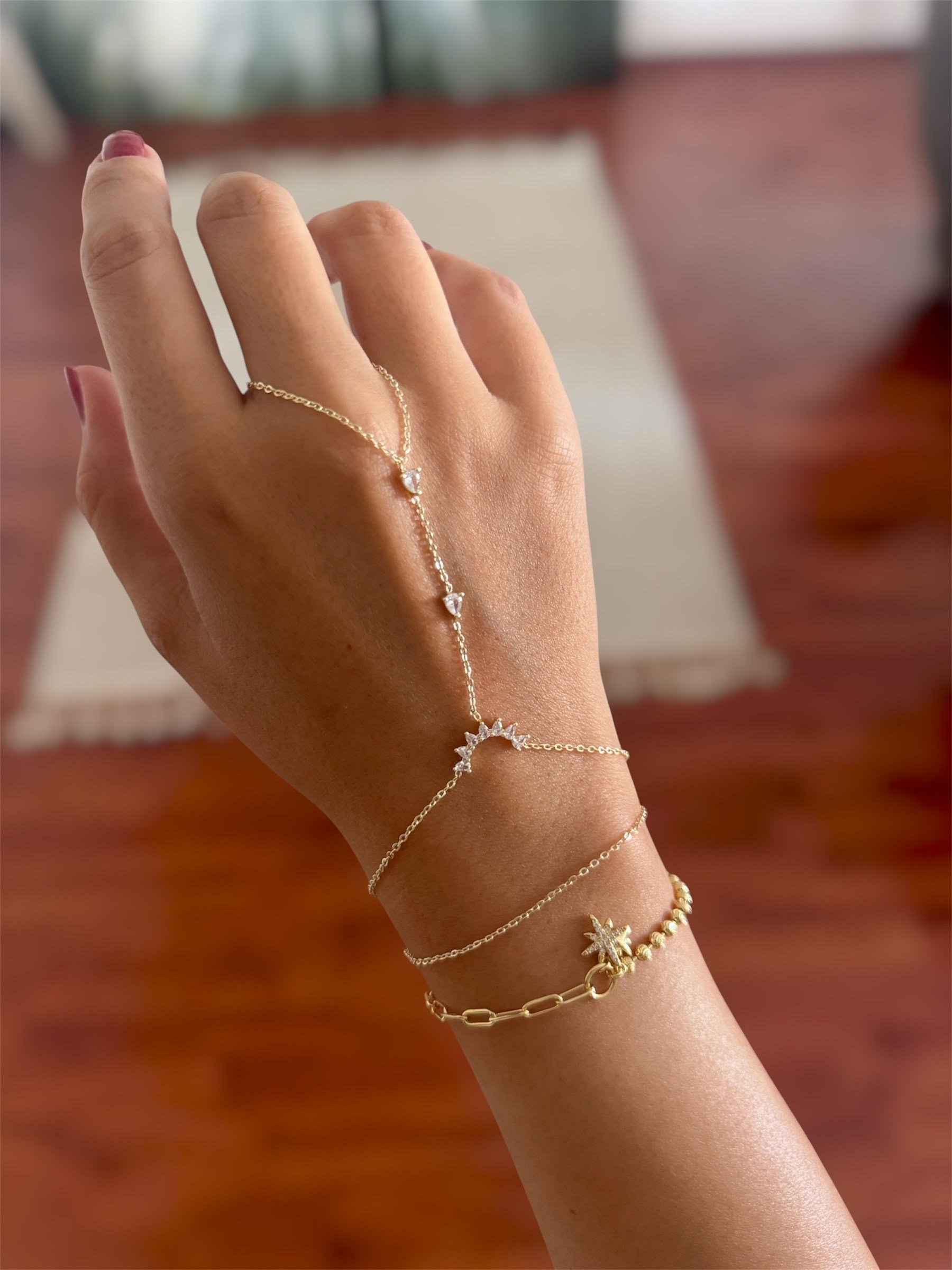 14K gold renk altın kaplama,yıldız detaylı charm dorika ve halka zincir detaylı tasarım bileklik
