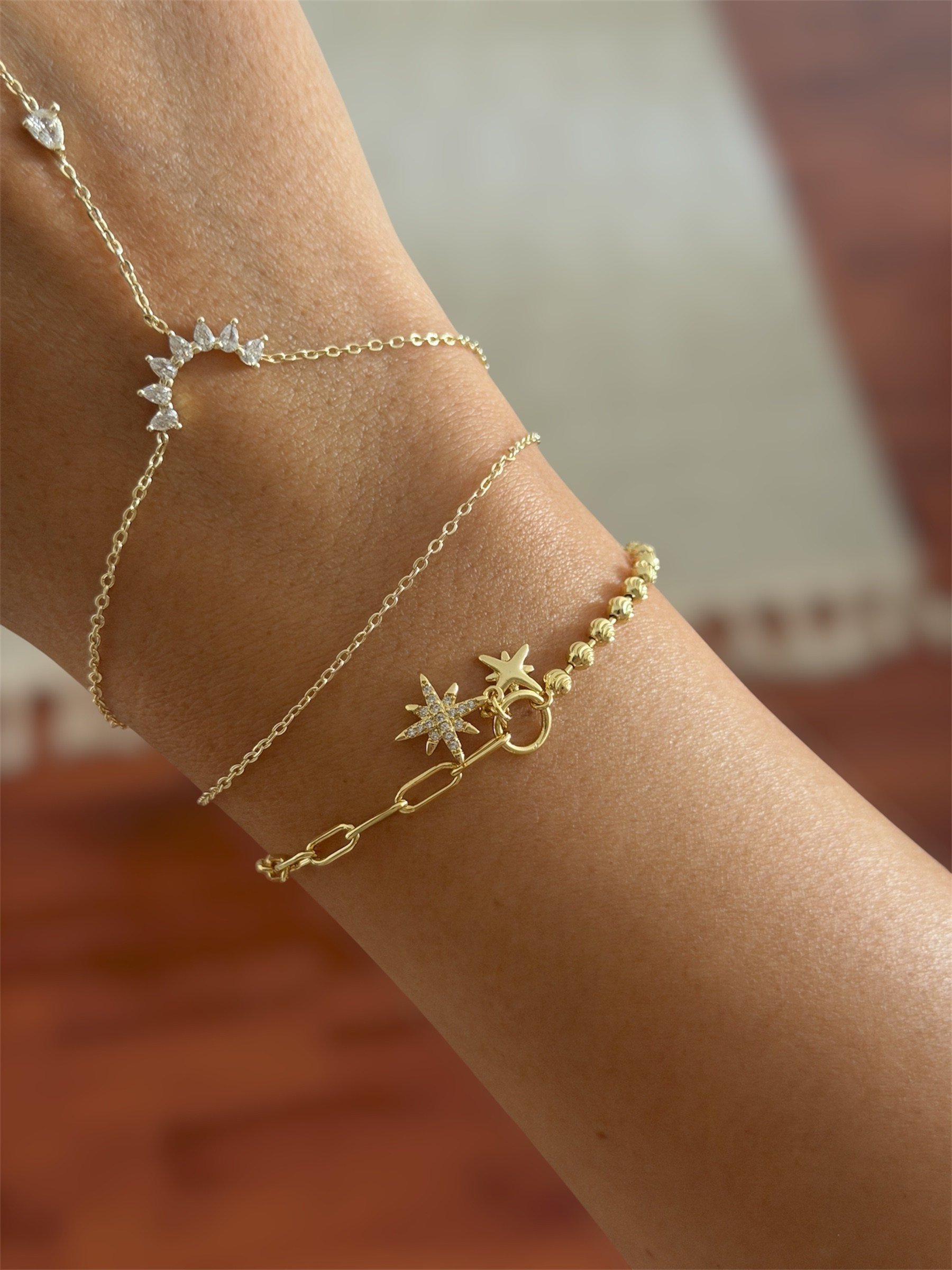 14K gold renk altın kaplama,yıldız detaylı charm dorika ve halka zincir detaylı tasarım bileklik