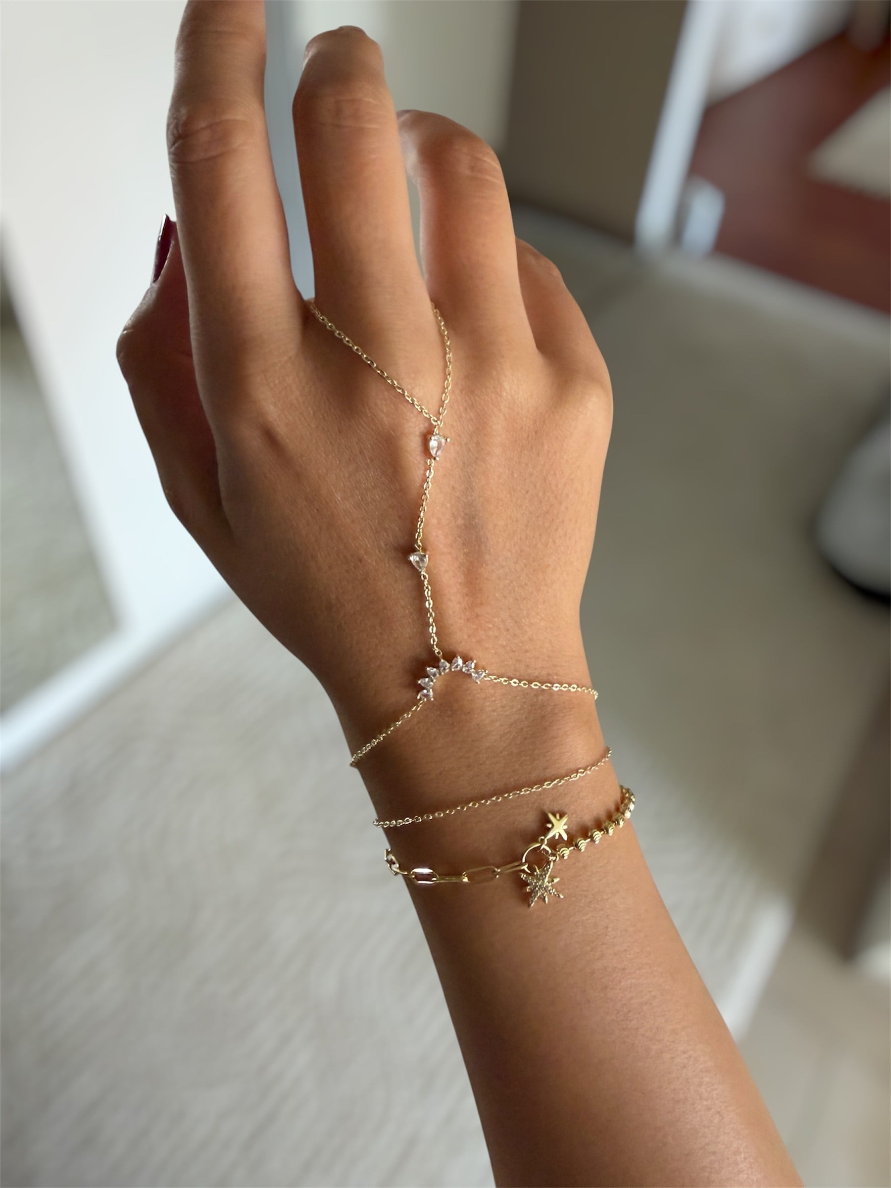 14K gold renk altın kaplama,yıldız detaylı charm dorika ve halka zincir detaylı tasarım bileklik
