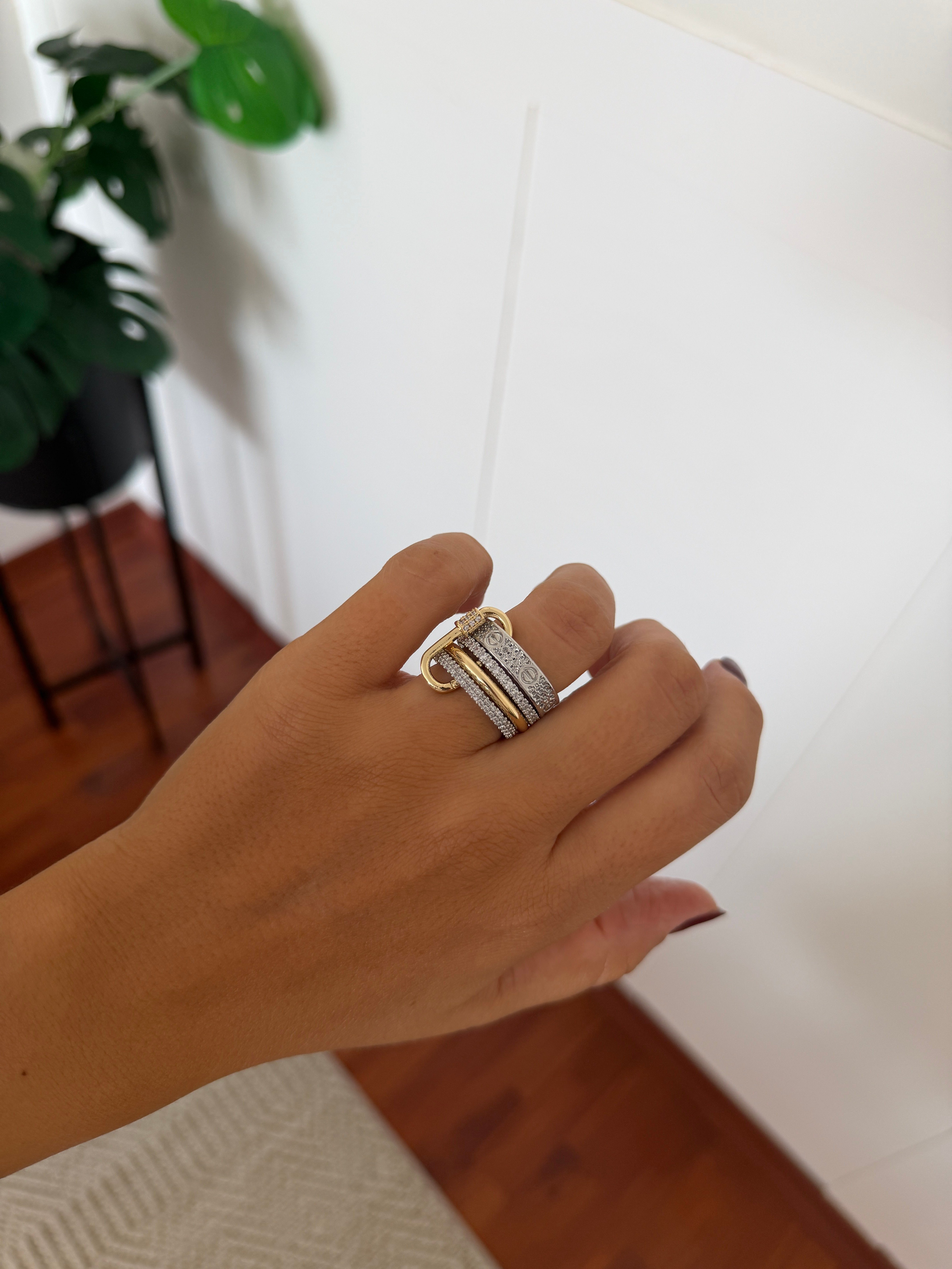 14K gold renk ve silver renk standart 8 numara,çoklu ve ayrı ayrı kullanılabilir harika bir yüzük