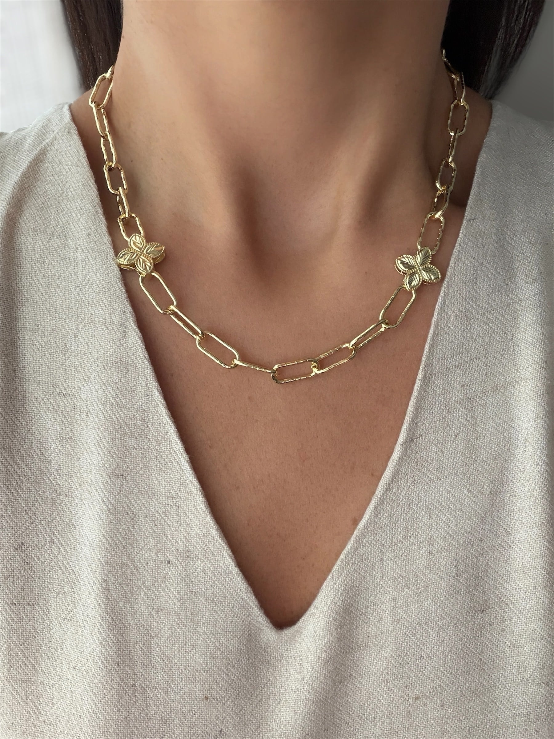 14K gold renk,lazer kesim yonca model ışıltılı ve tek başına zahmetsiz güzellik kolyesi