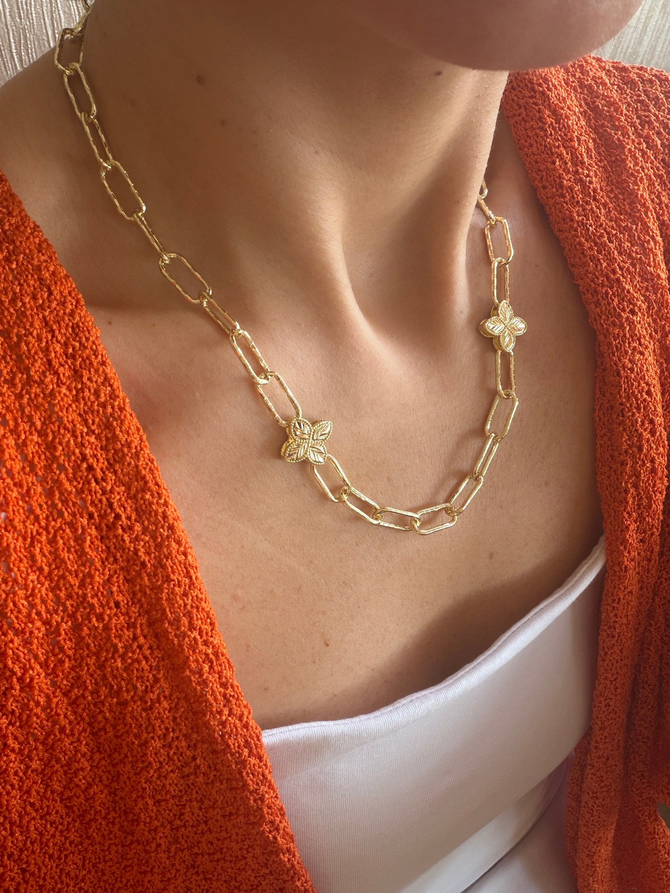 14K gold renk,lazer kesim yonca model ışıltılı ve tek başına zahmetsiz güzellik kolyesi