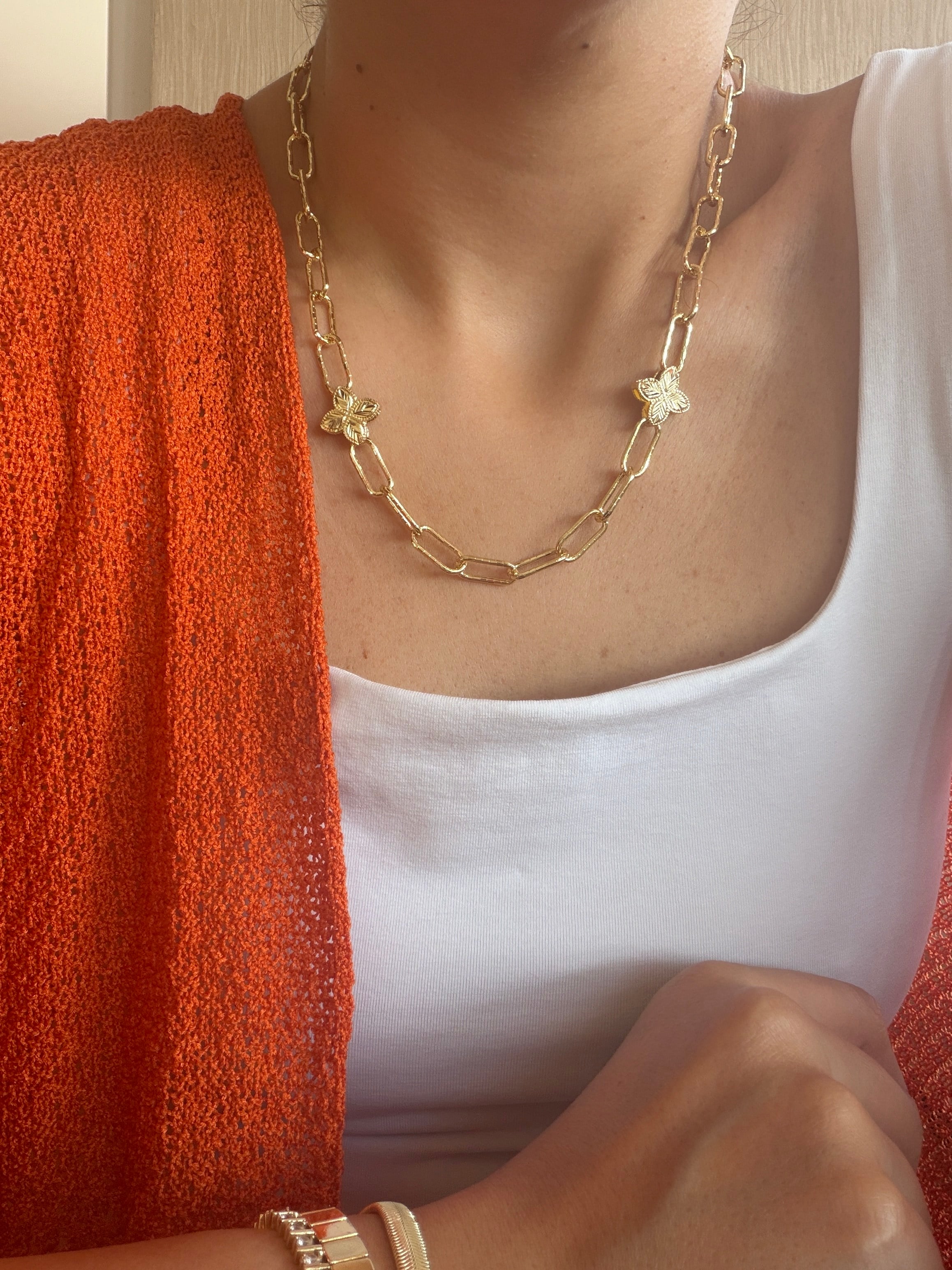14K gold renk,lazer kesim yonca model ışıltılı ve tek başına zahmetsiz güzellik kolyesi