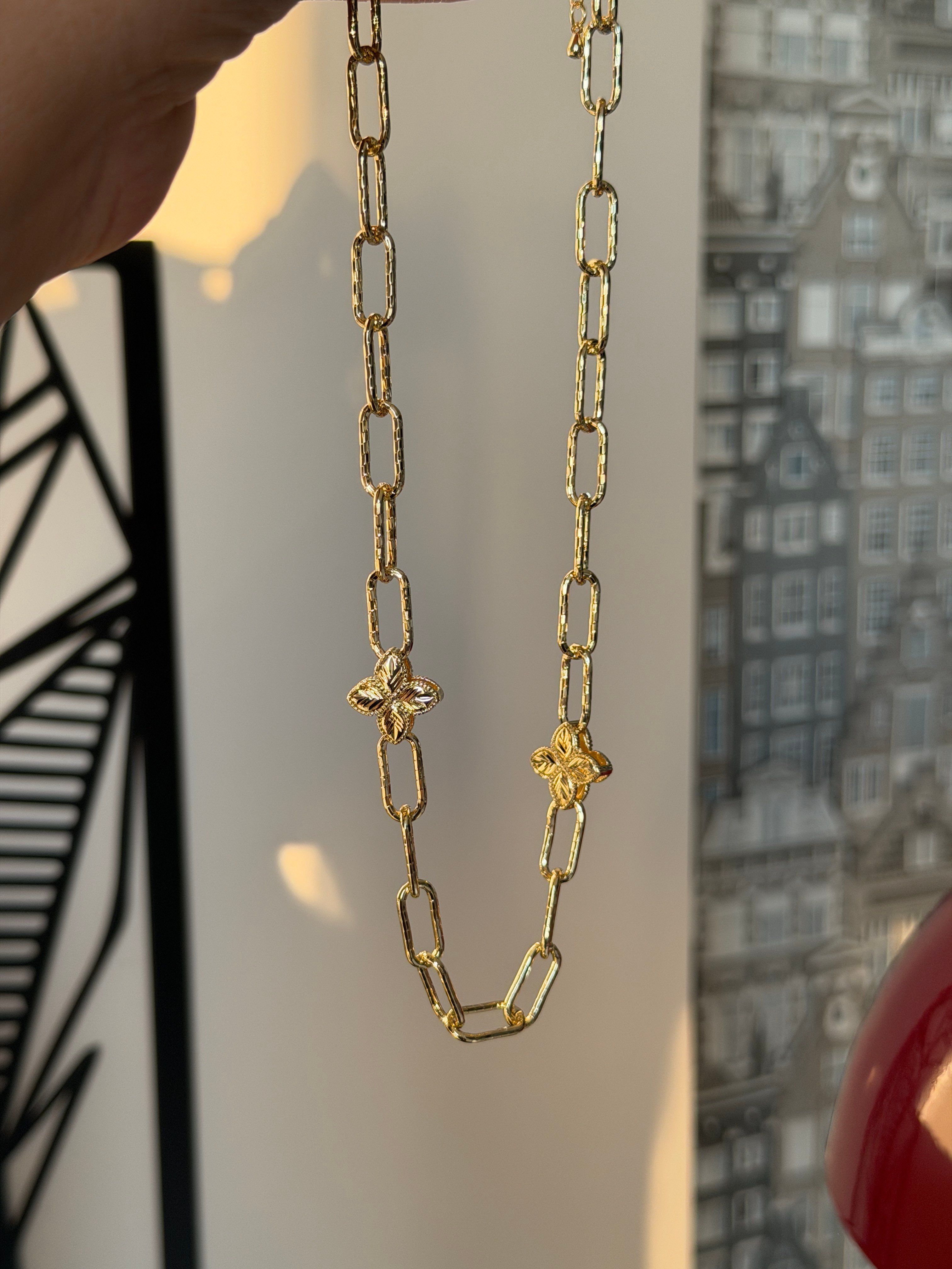 14K gold renk,lazer kesim yonca model ışıltılı ve tek başına zahmetsiz güzellik kolyesi