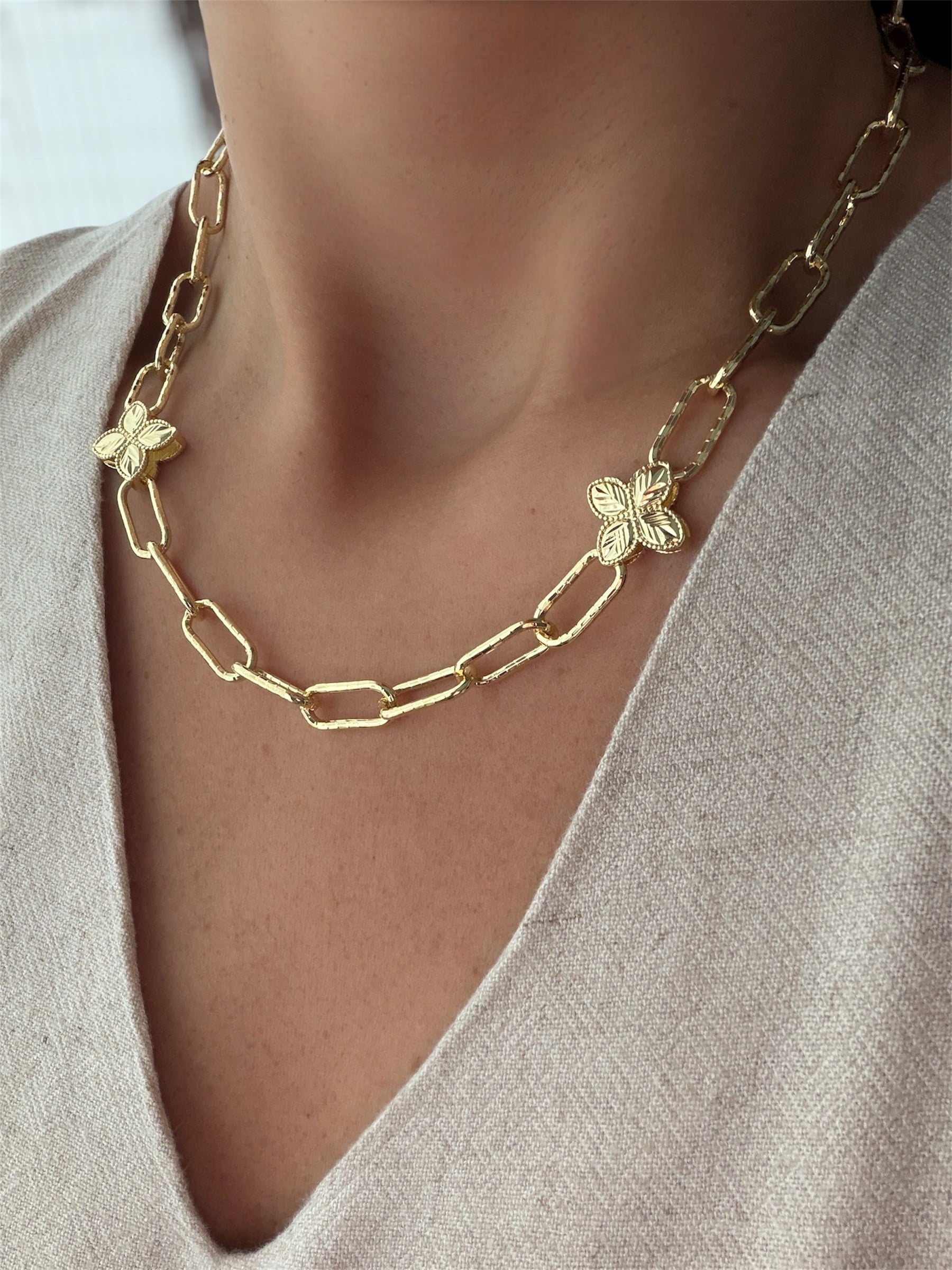 14K gold renk,lazer kesim yonca model ışıltılı ve tek başına zahmetsiz güzellik kolyesi