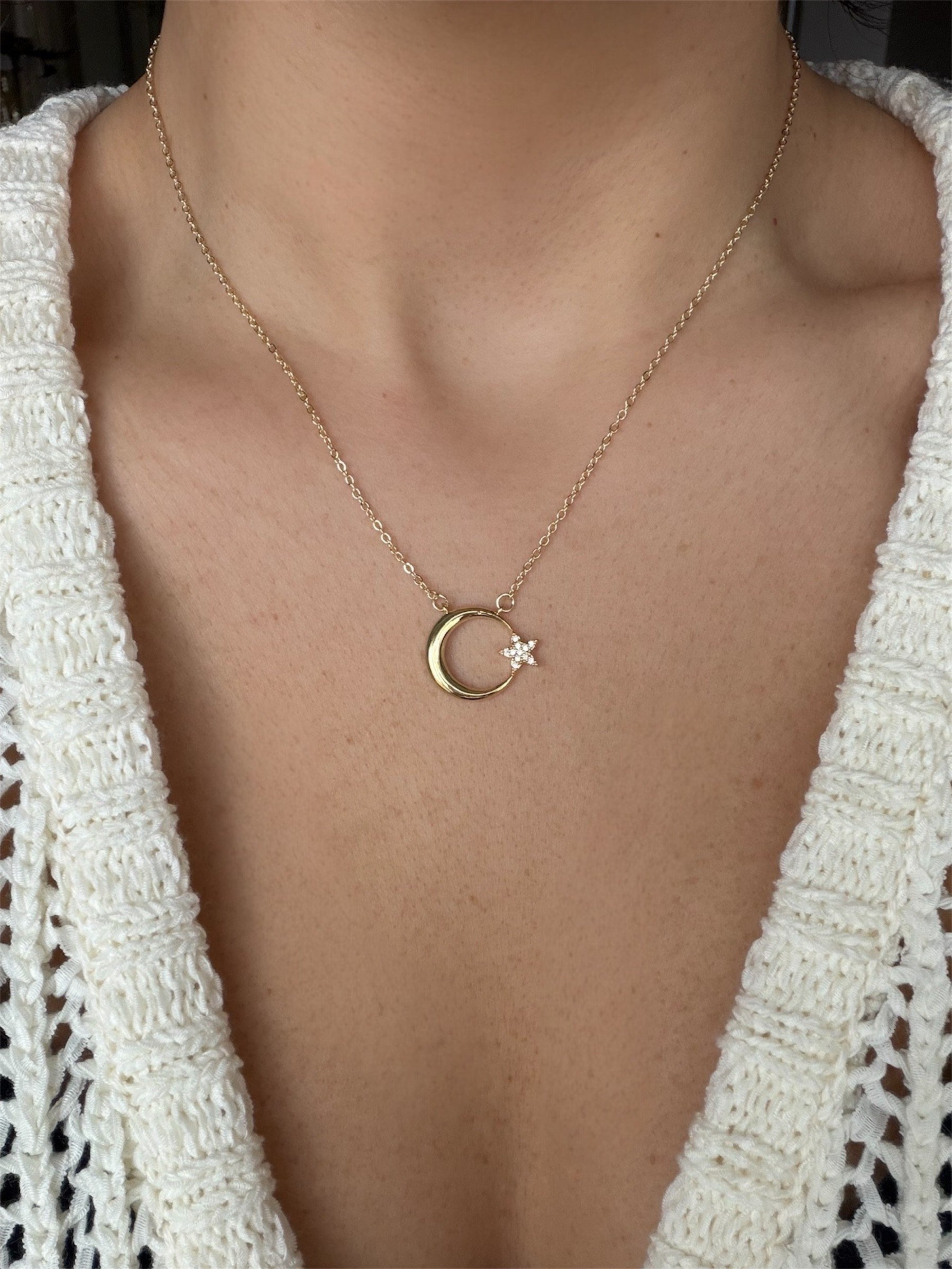 14K gold renk,paslanmaz çelik,aksesuarın en güzeli ay yıldız kolye