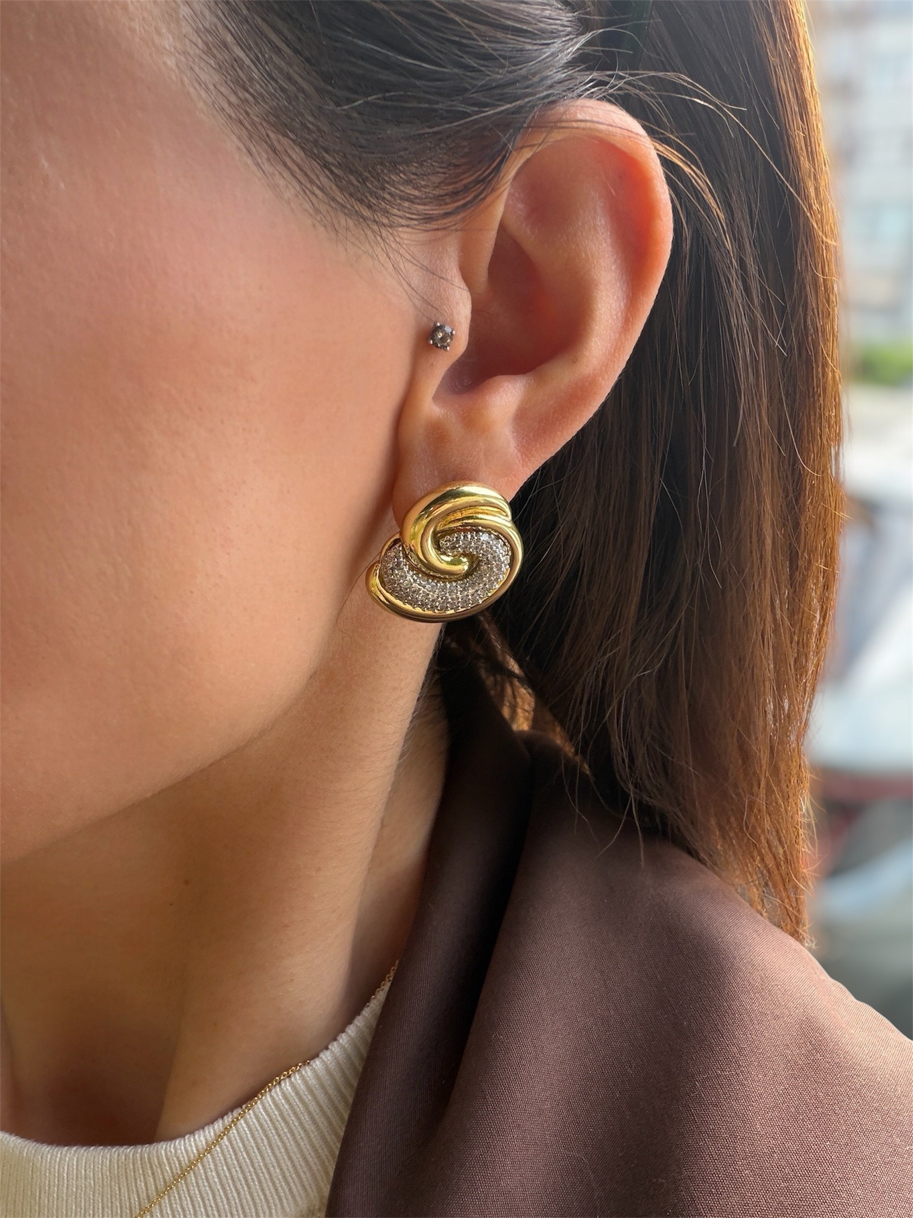 14K gold renk,sarmal model tek başına dikkat çekici,çivi model küpe