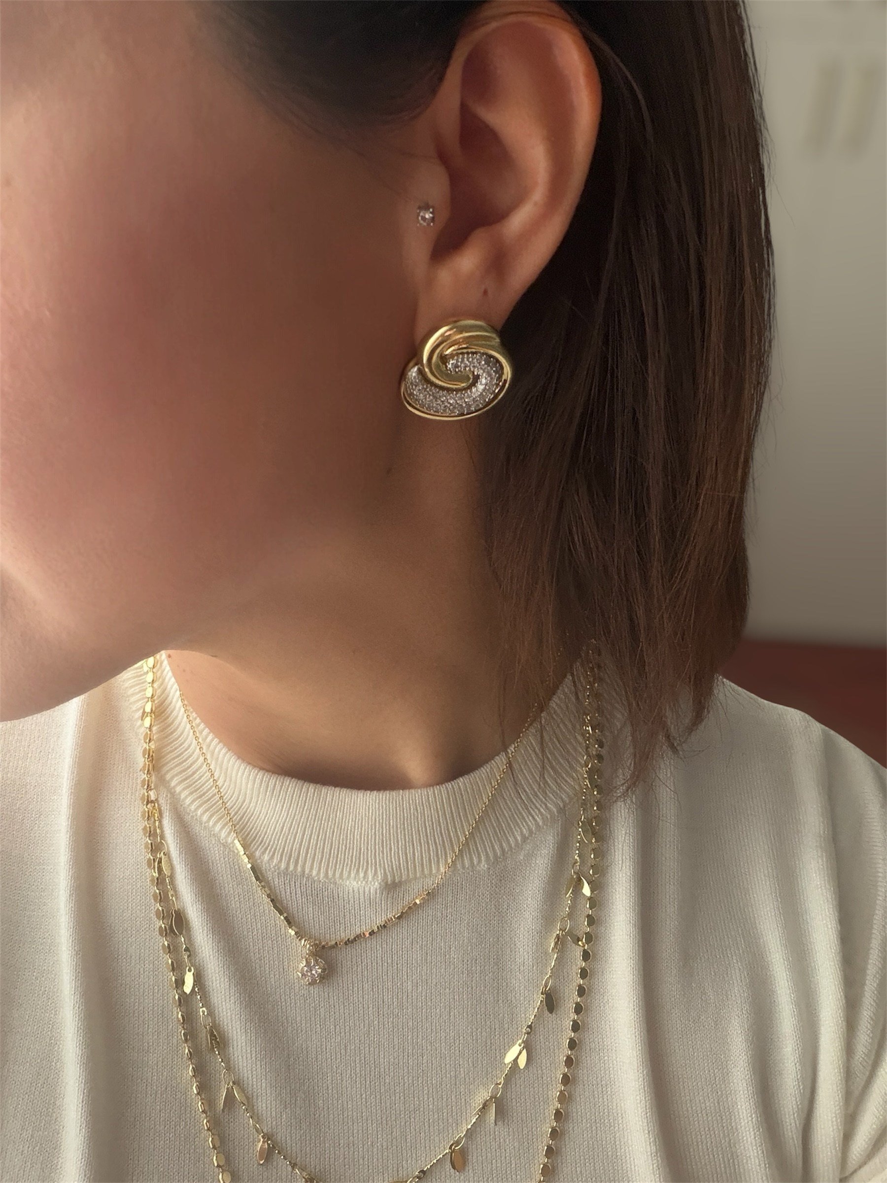 14K gold renk,sarmal model tek başına dikkat çekici,çivi model küpe