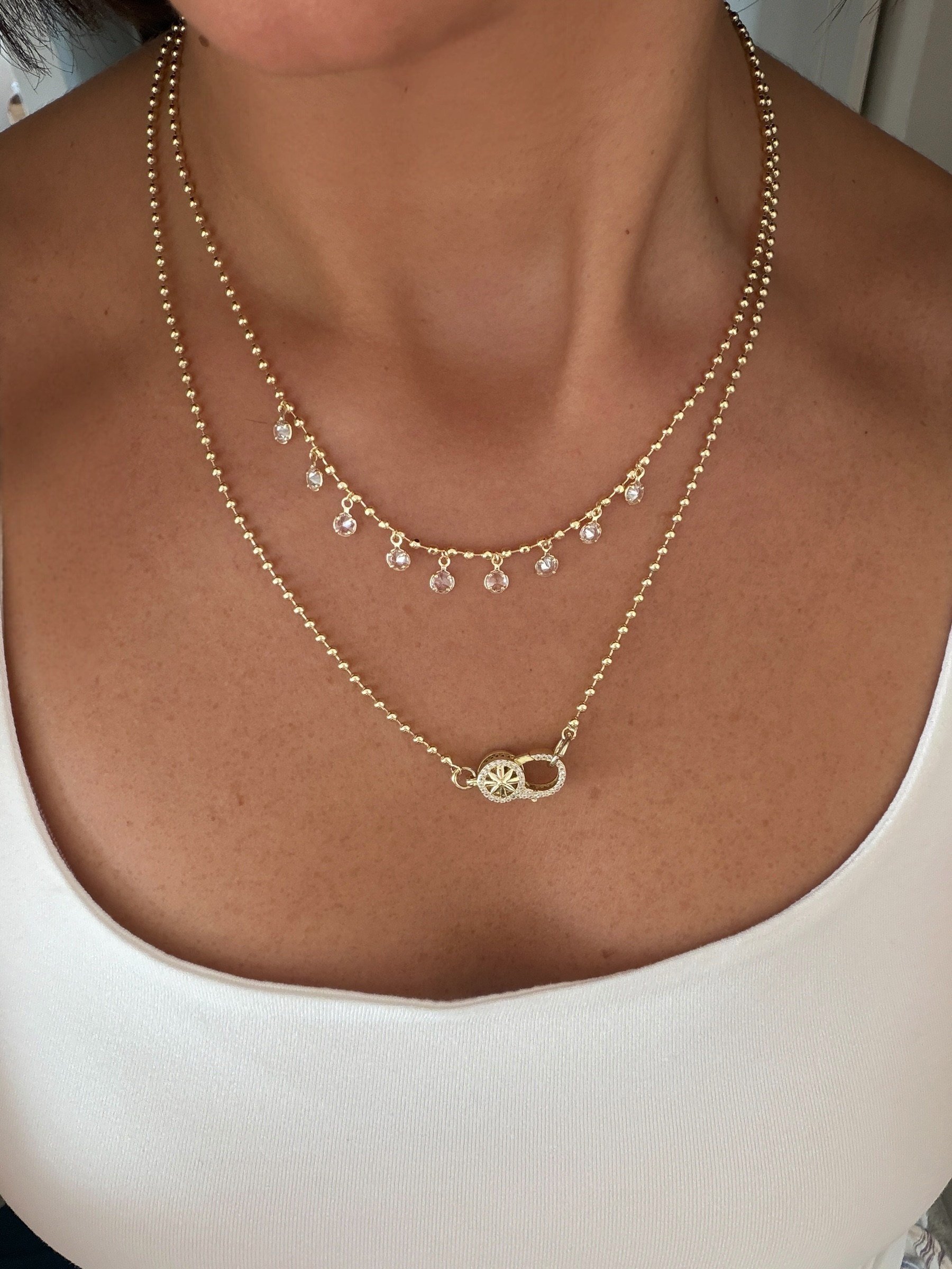Light gold renk altın kaplama, taşlı klips detaylı ve topçuklu sallantılı 2'li kolye kombini