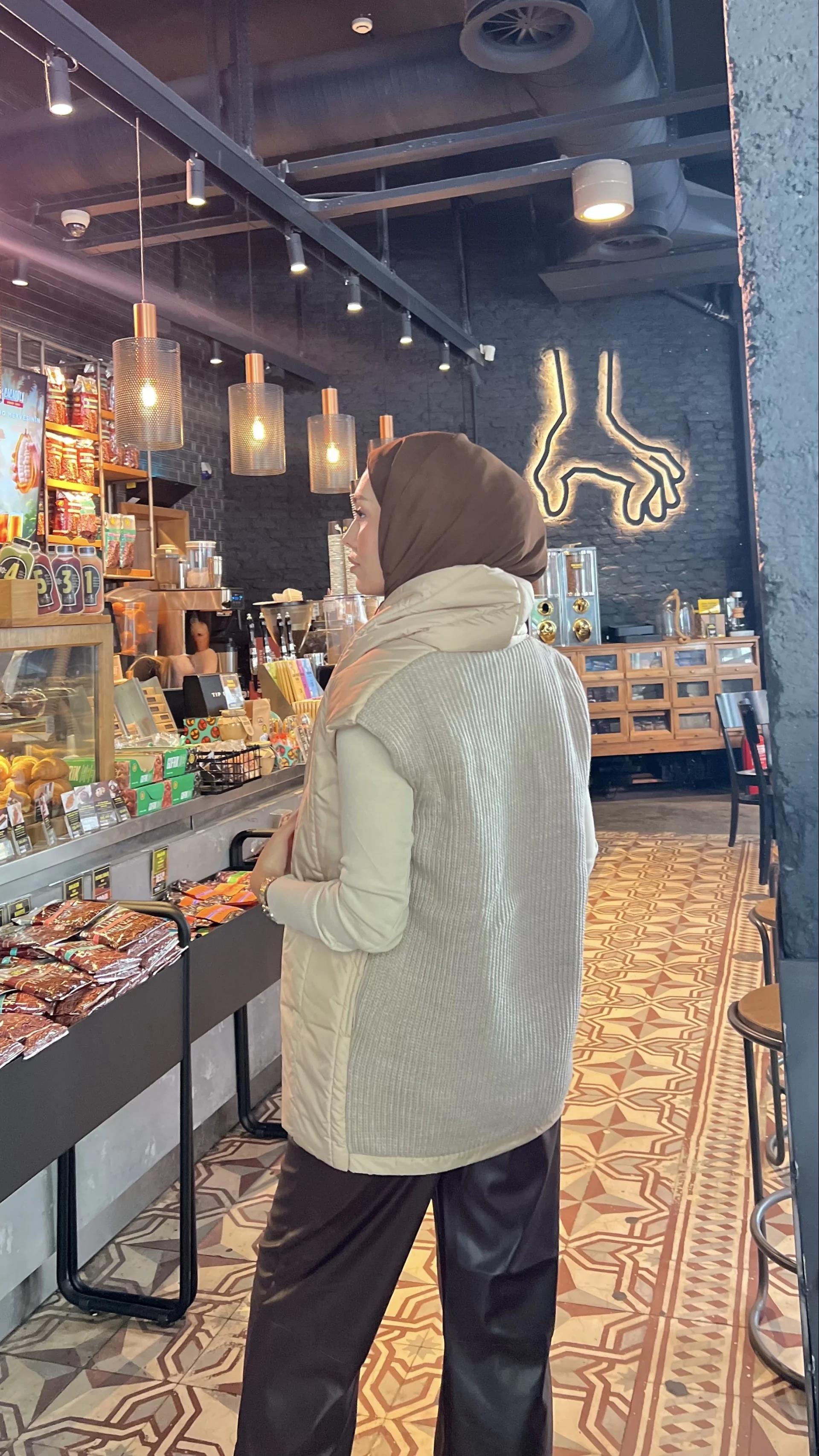 Arka Kısmı Triko Yelek - Krem