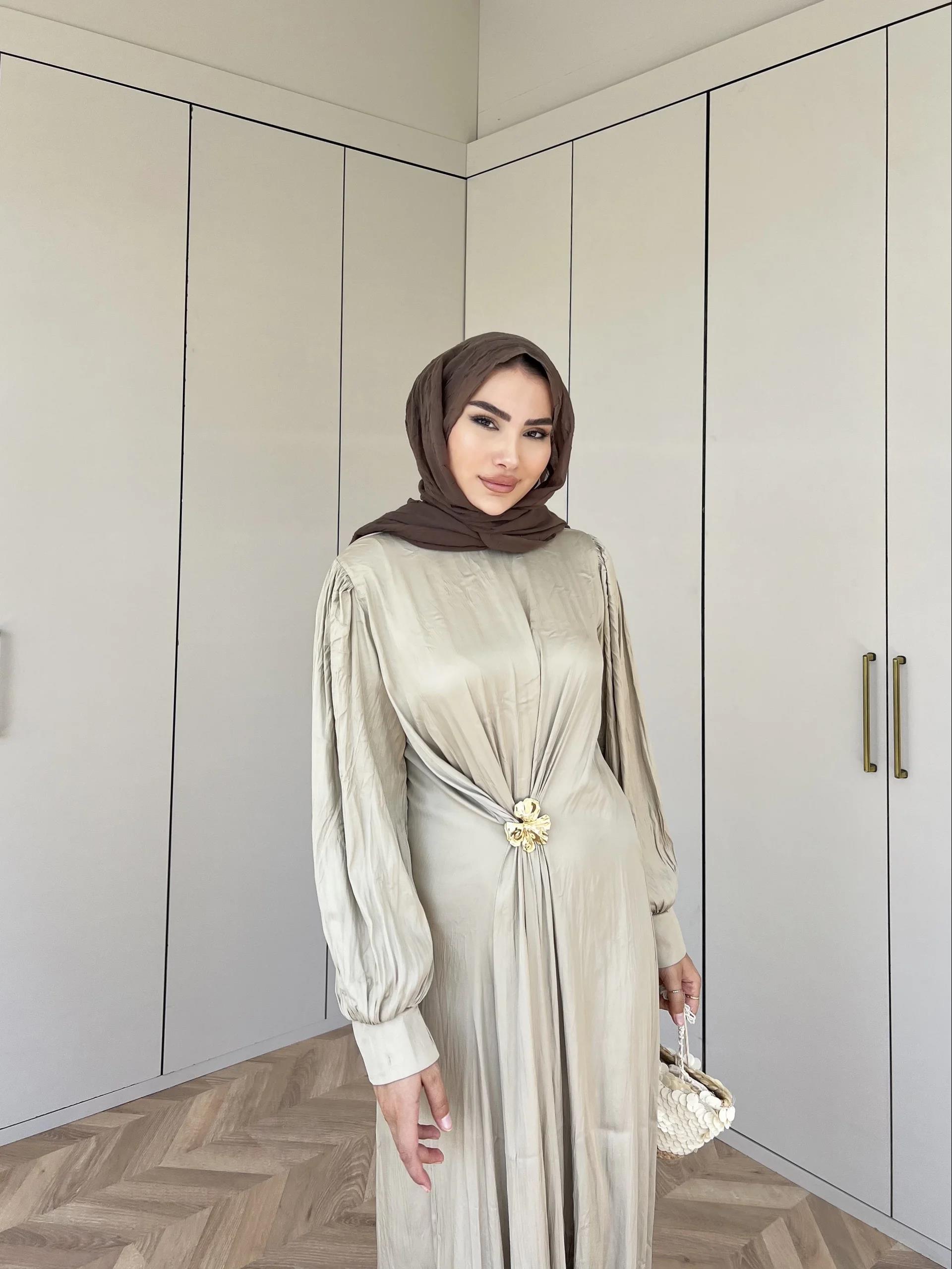 Broşlu Aden Elbise - Bej