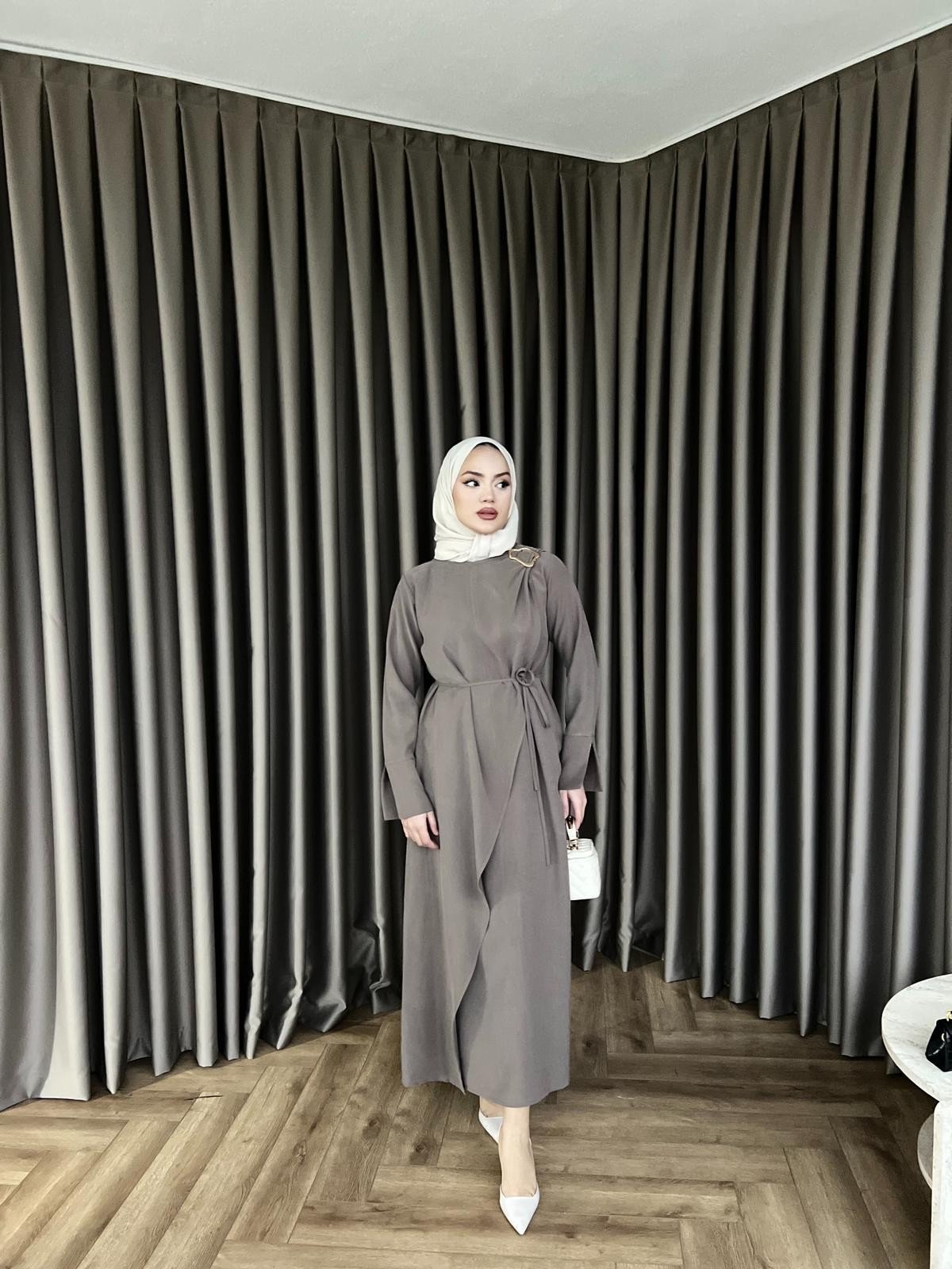 Desli Broşlu Elbise - Vizon