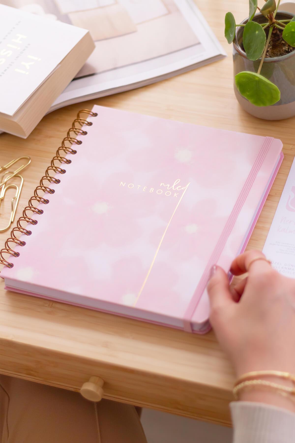 Matt Notebook 19x21 cm Kare Lastikli Spiralli Sert Kapak Not Defteri Çizgili