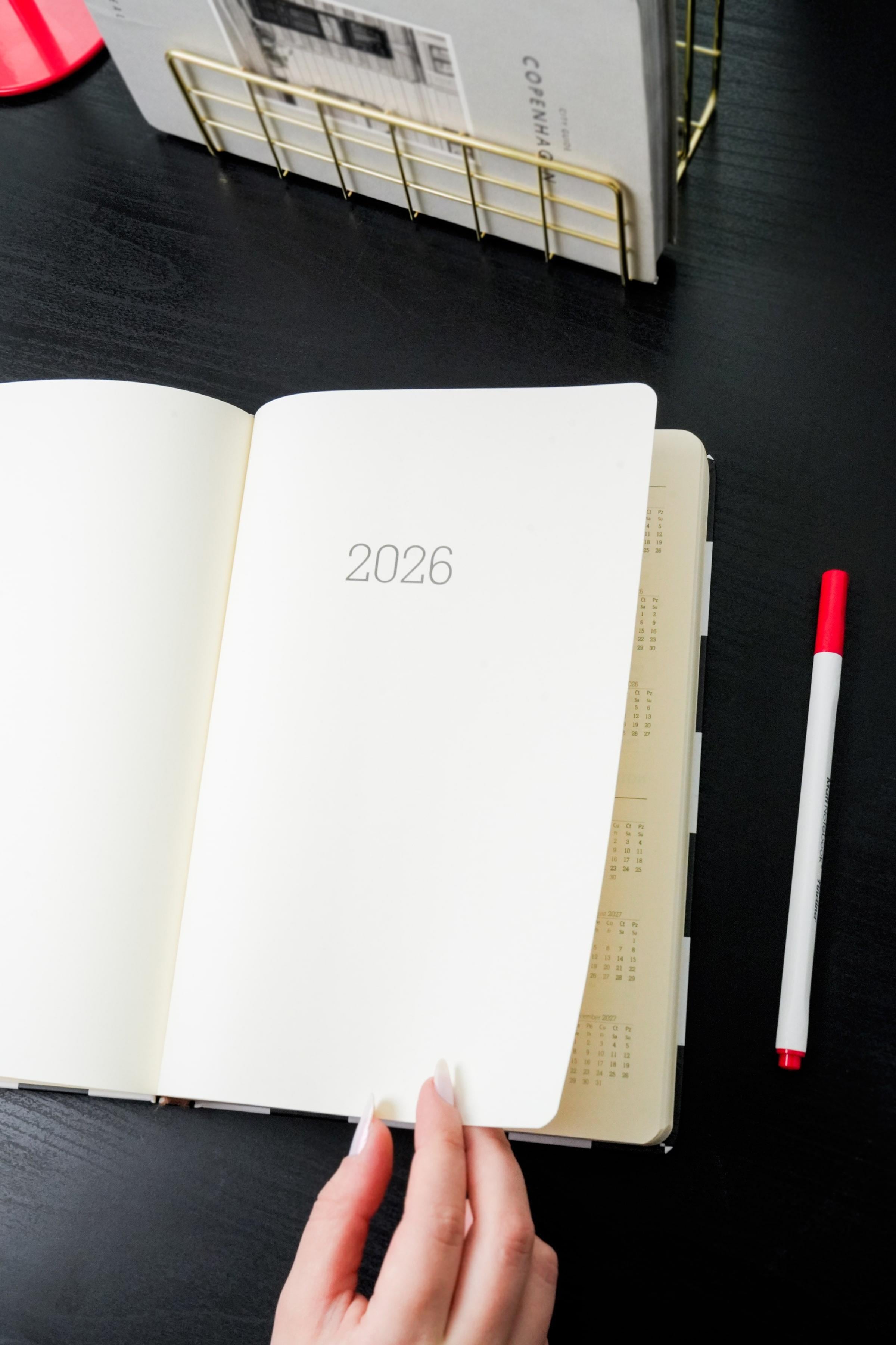 Matt Notebook 2026 Yılı Günlük Ajanda 16x24 cm - 12 Aylık Dama