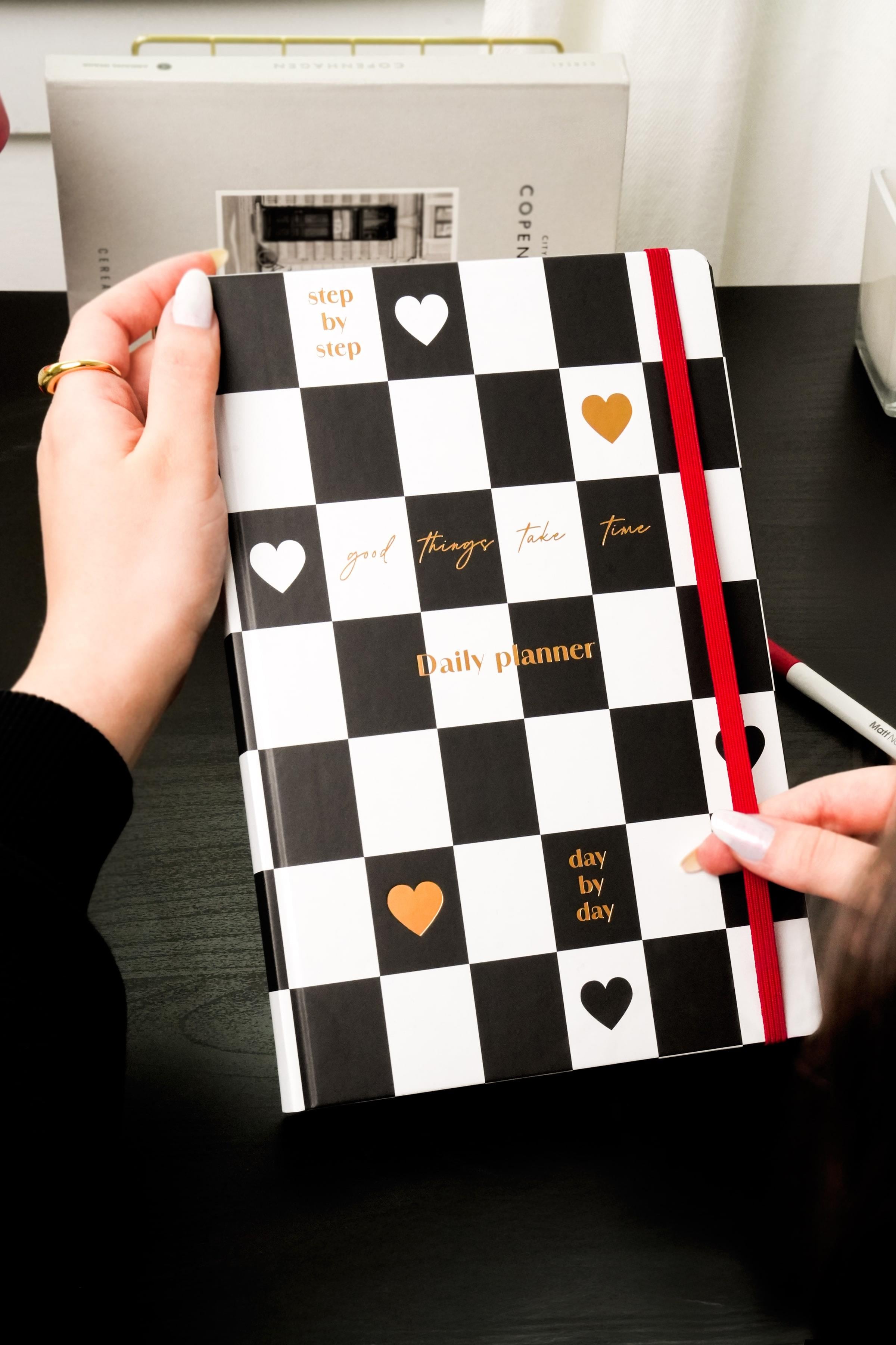 Matt Notebook 2026 Yılı Günlük Ajanda 16x24 cm - 12 Aylık Dama