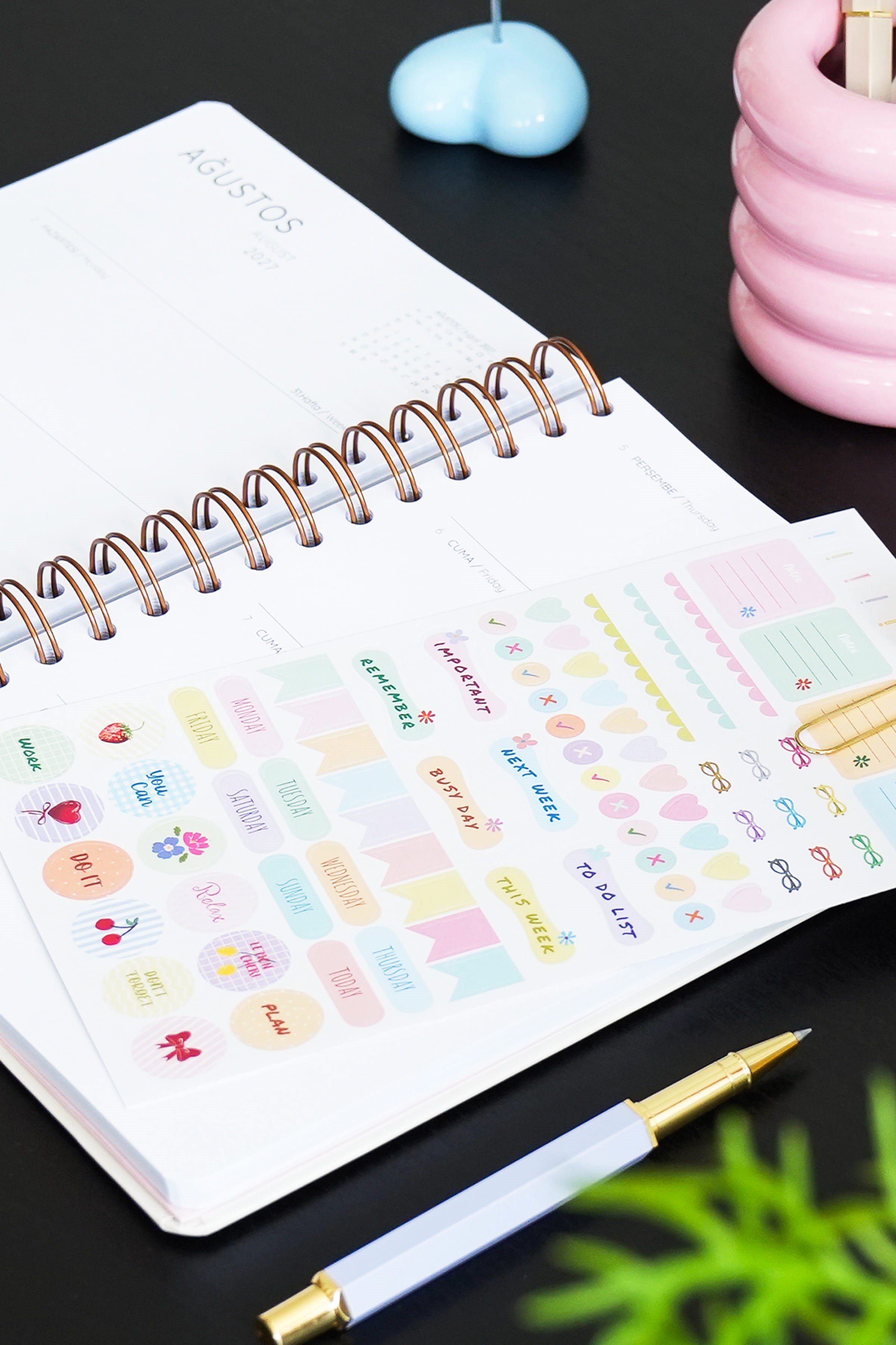 Matt Notebook 2027 Yılı A5 Ajanda Spiralli 15x21 cm - 12 Aylık Kalpler