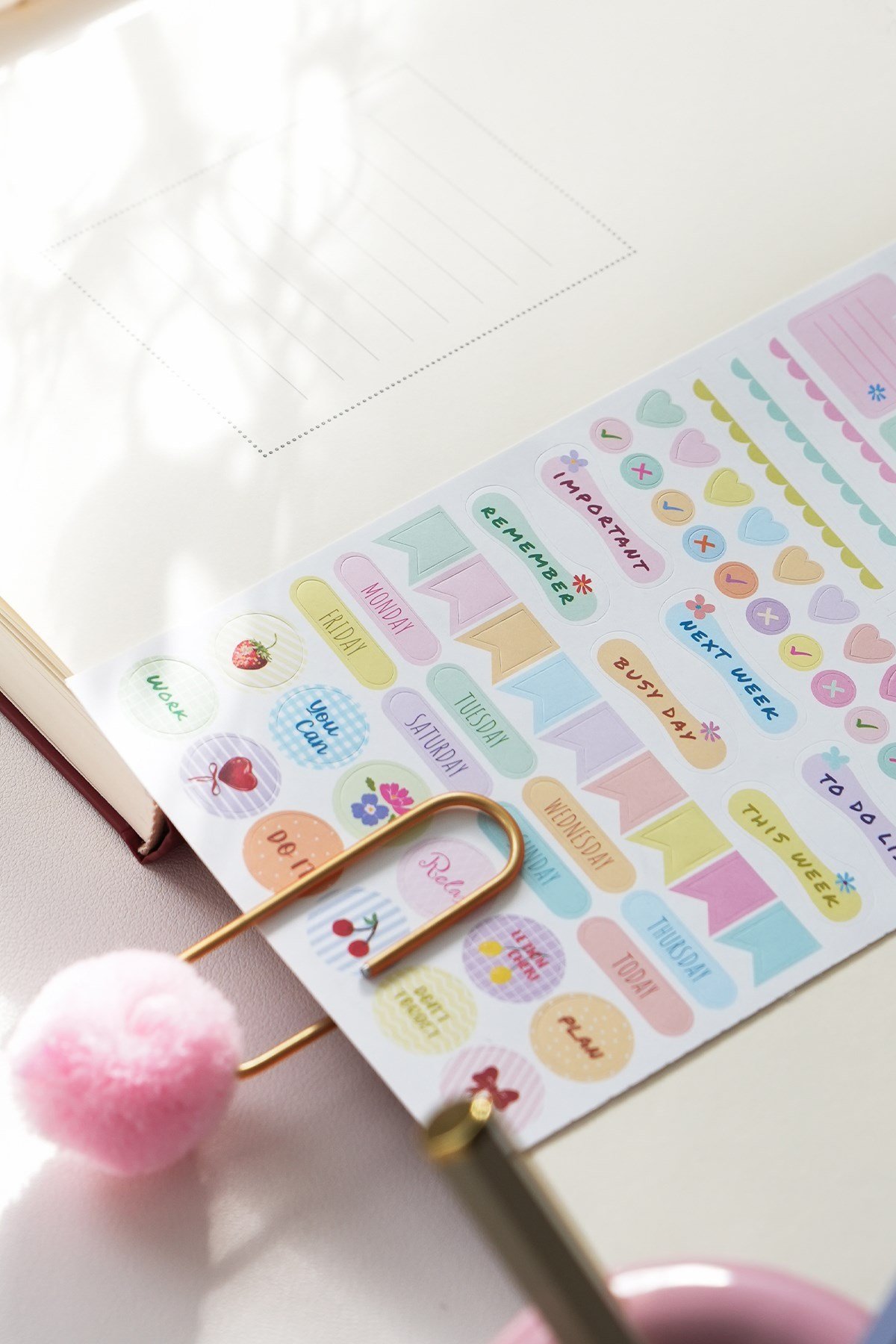 Matt Notebook 2027 Yılı Günlük Ajanda 16x24 cm - 12 Aylık Kiraz