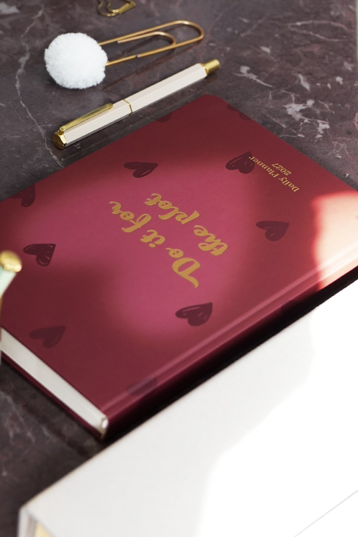 Matt Notebook 2027 Yılı Günlük Ajanda 16x24 cm - 12 Aylık Kalpler