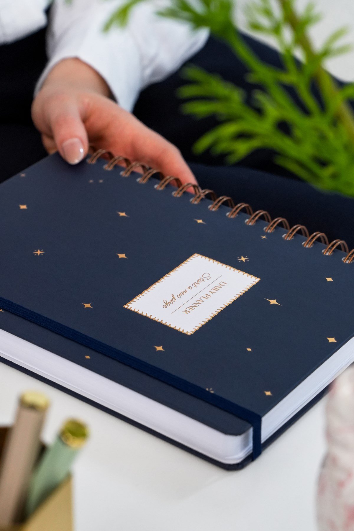 Matt Notebook 2027 Yılı Günlük Spiralli Ajanda 16x24 cm - 12 Aylık Lacivert