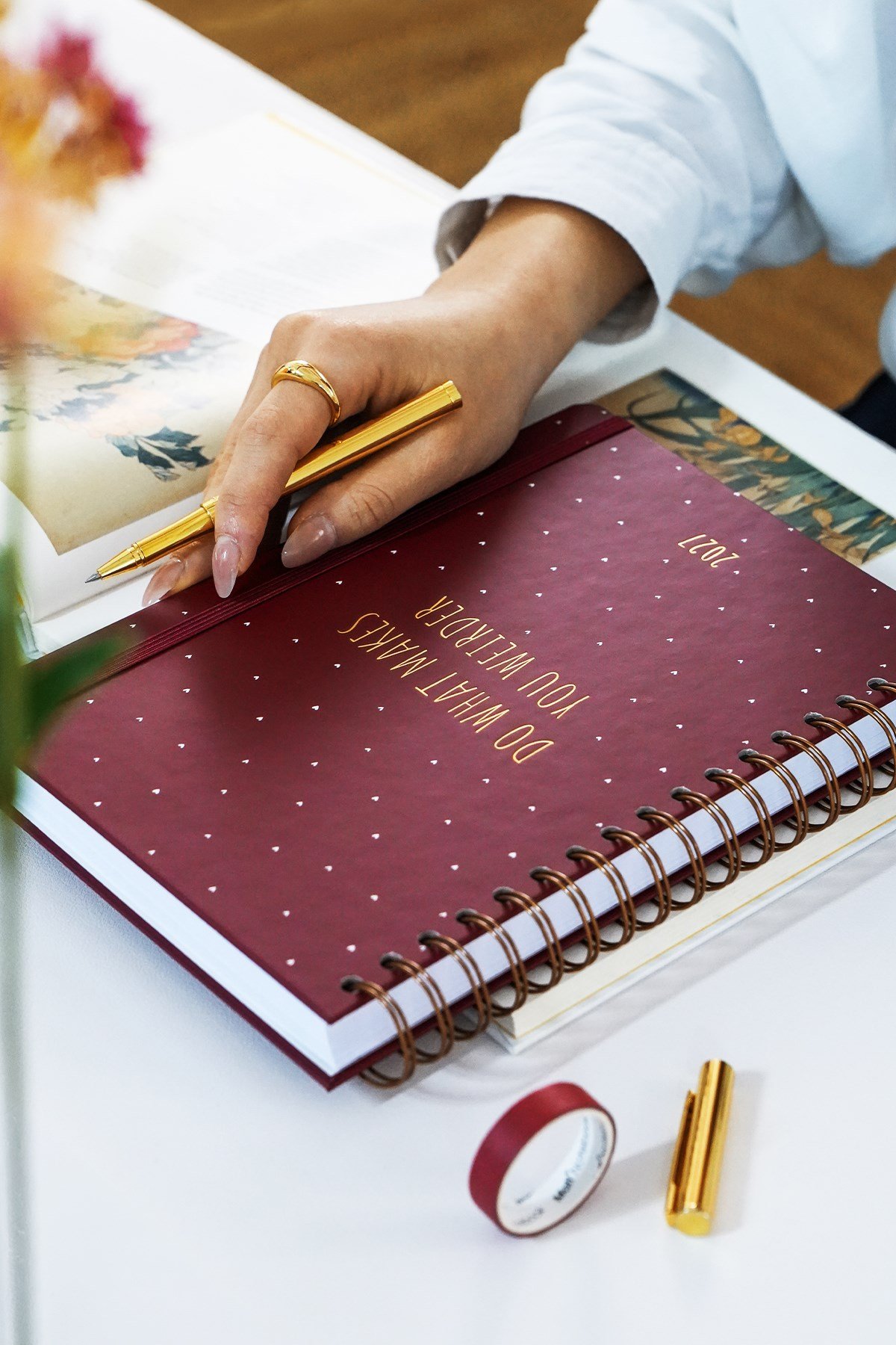 Matt Notebook 2027 Yılı Günlük Spiralli Ajanda 16x24 cm - 12 Aylık Kalpler