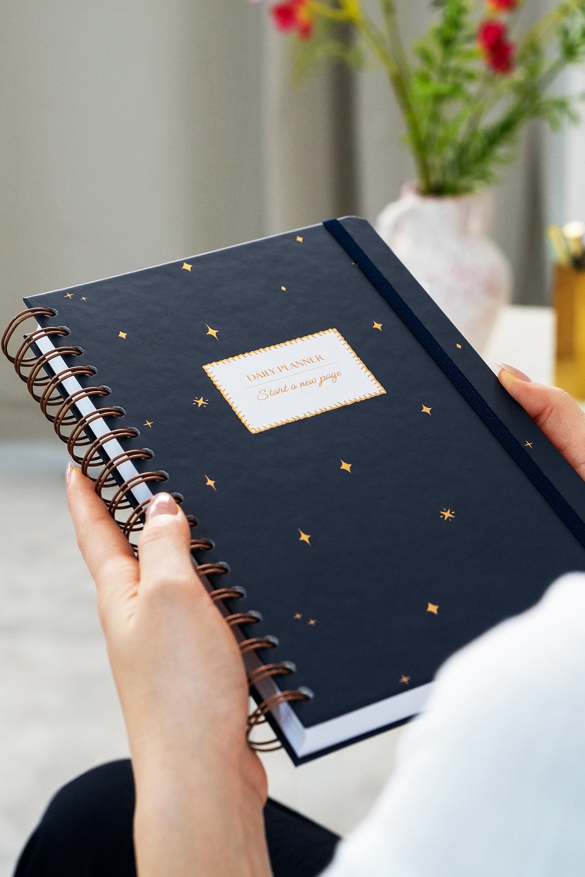 Matt Notebook 2027 Yılı Günlük Spiralli Ajanda 16x24 cm - 12 Aylık Lacivert