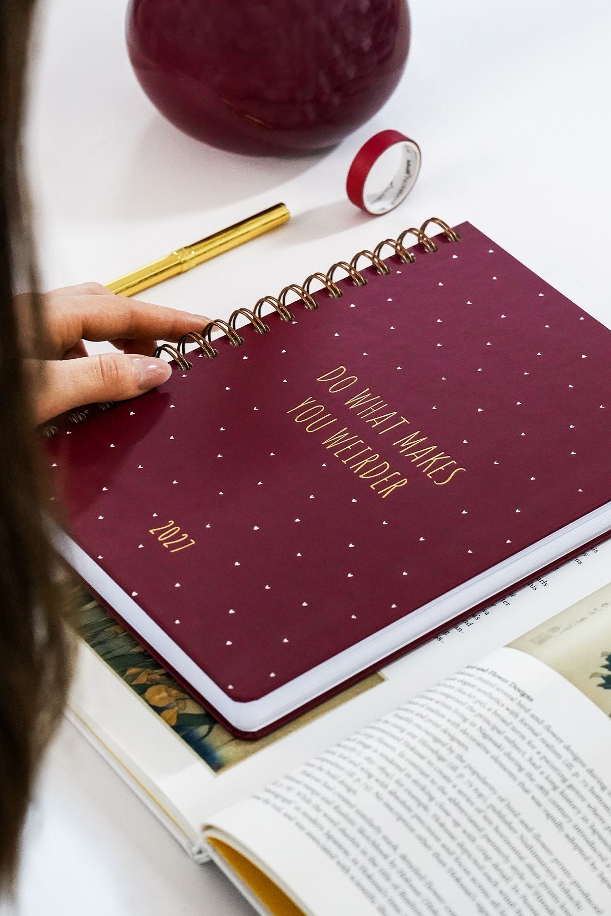 Matt Notebook 2027 Yılı Günlük Spiralli Ajanda 16x24 cm - 12 Aylık Kalpler