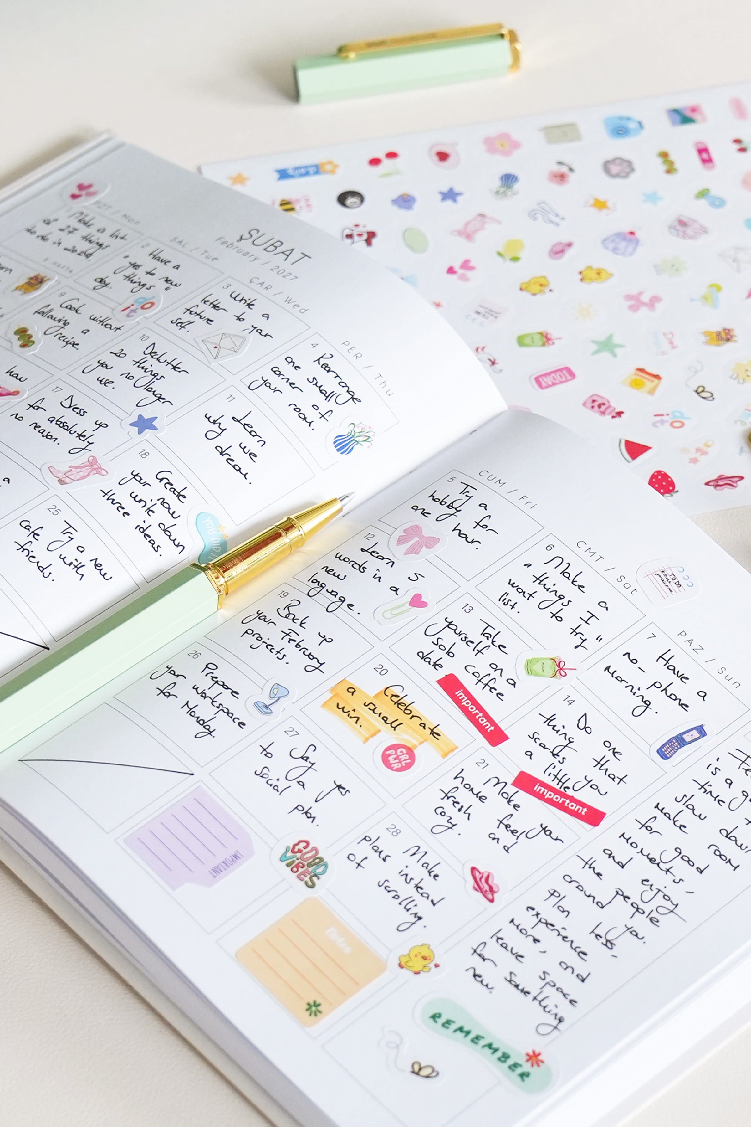 Matt Notebook 2027 Yılı Kare Haftalık Ajanda 15x15 cm Çiçekler