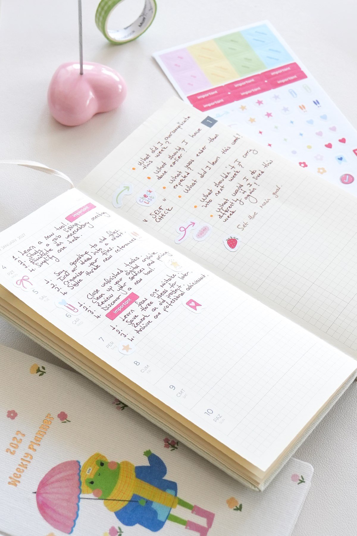 Matt Notebook 2027 Yılı Keten Haftalık Planlayıcı Kareli Cep Ajandası 9x18 cm Kurbağa