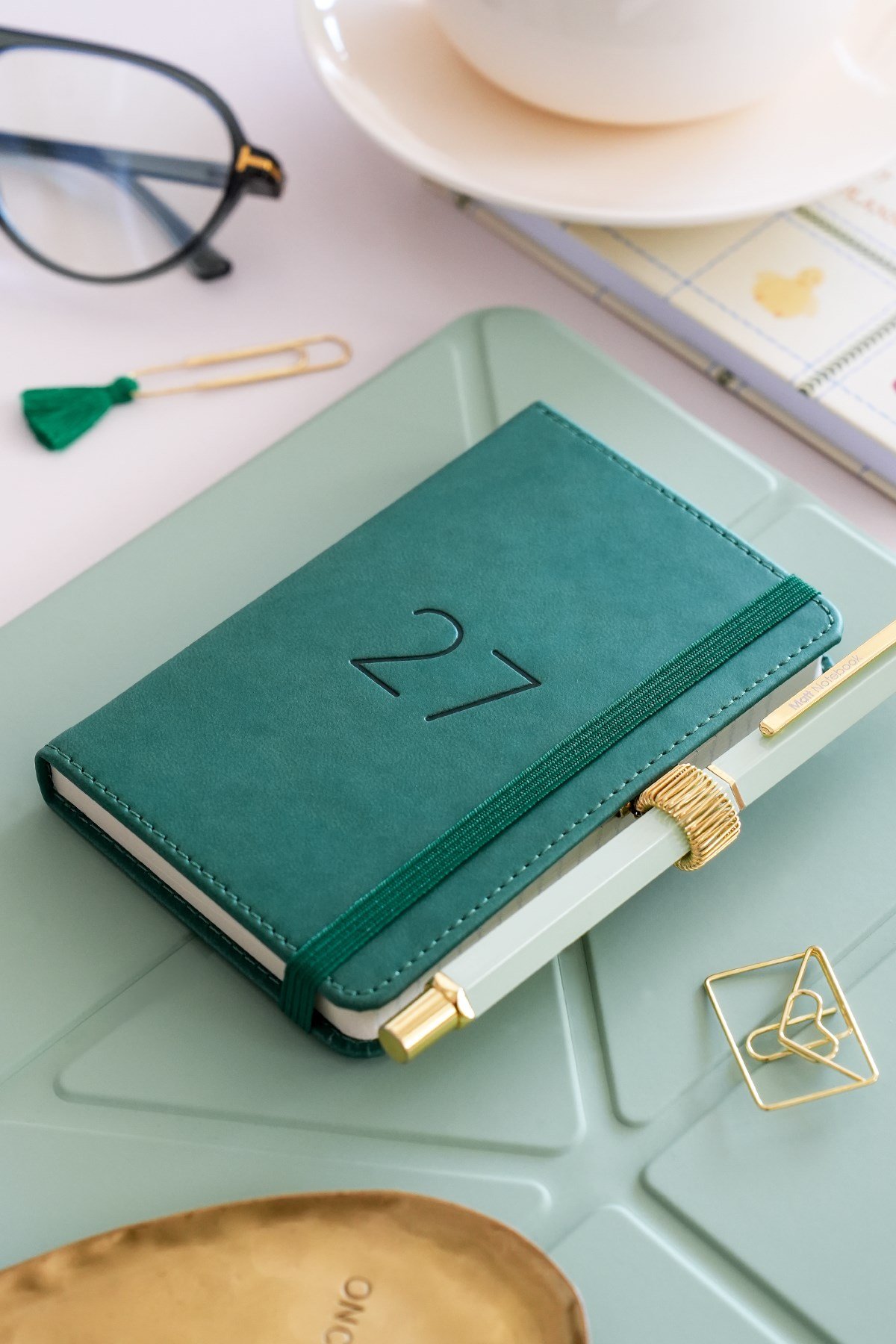 Matt Notebook 2027 Yılı Lastikli Günlük Cep Ajandası 12 Aylık Koyu Yeşil