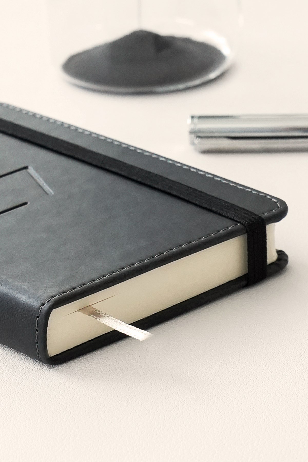 Matt Notebook 2027 Yılı Lastikli Günlük Cep Ajandası 12 Aylık Siyah