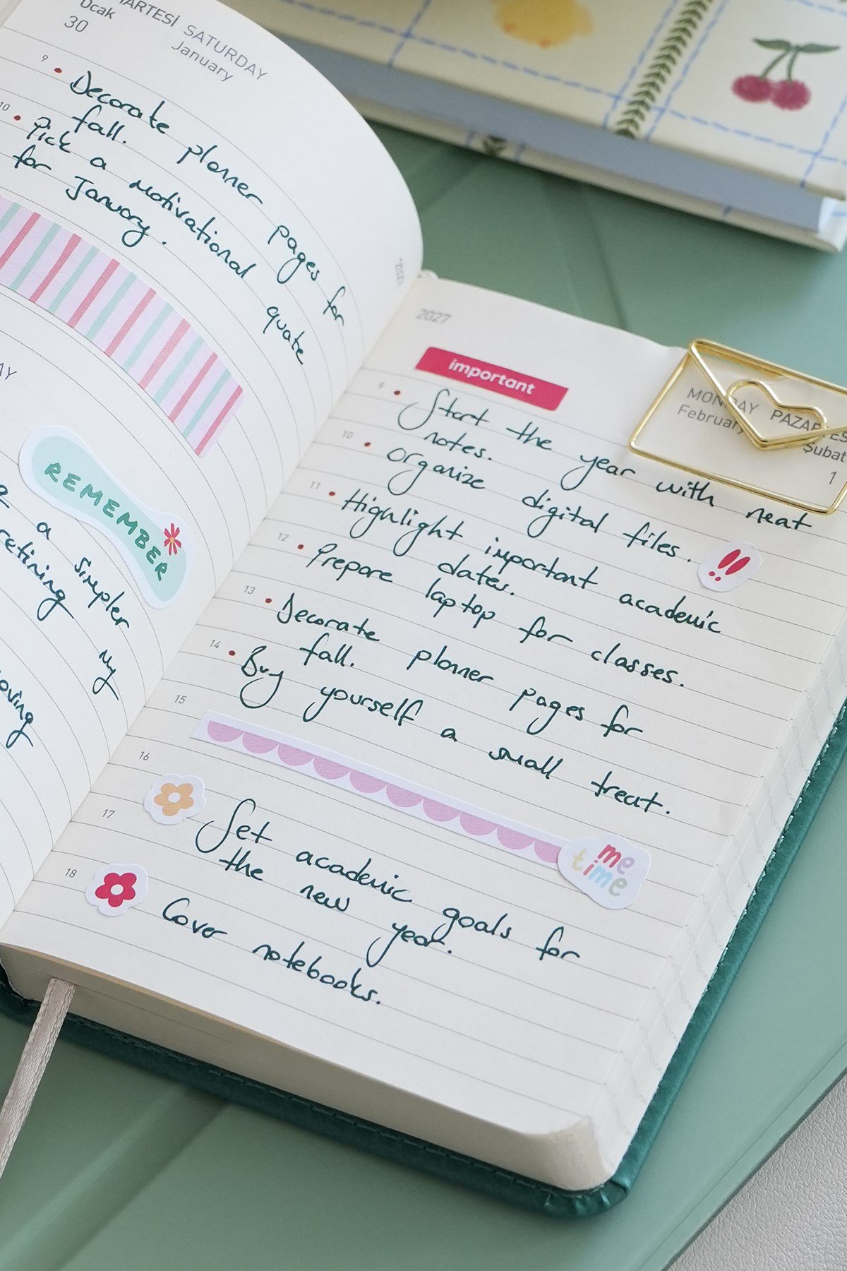 Matt Notebook 2027 Yılı Lastikli Günlük Cep Ajandası 12 Aylık Koyu Yeşil