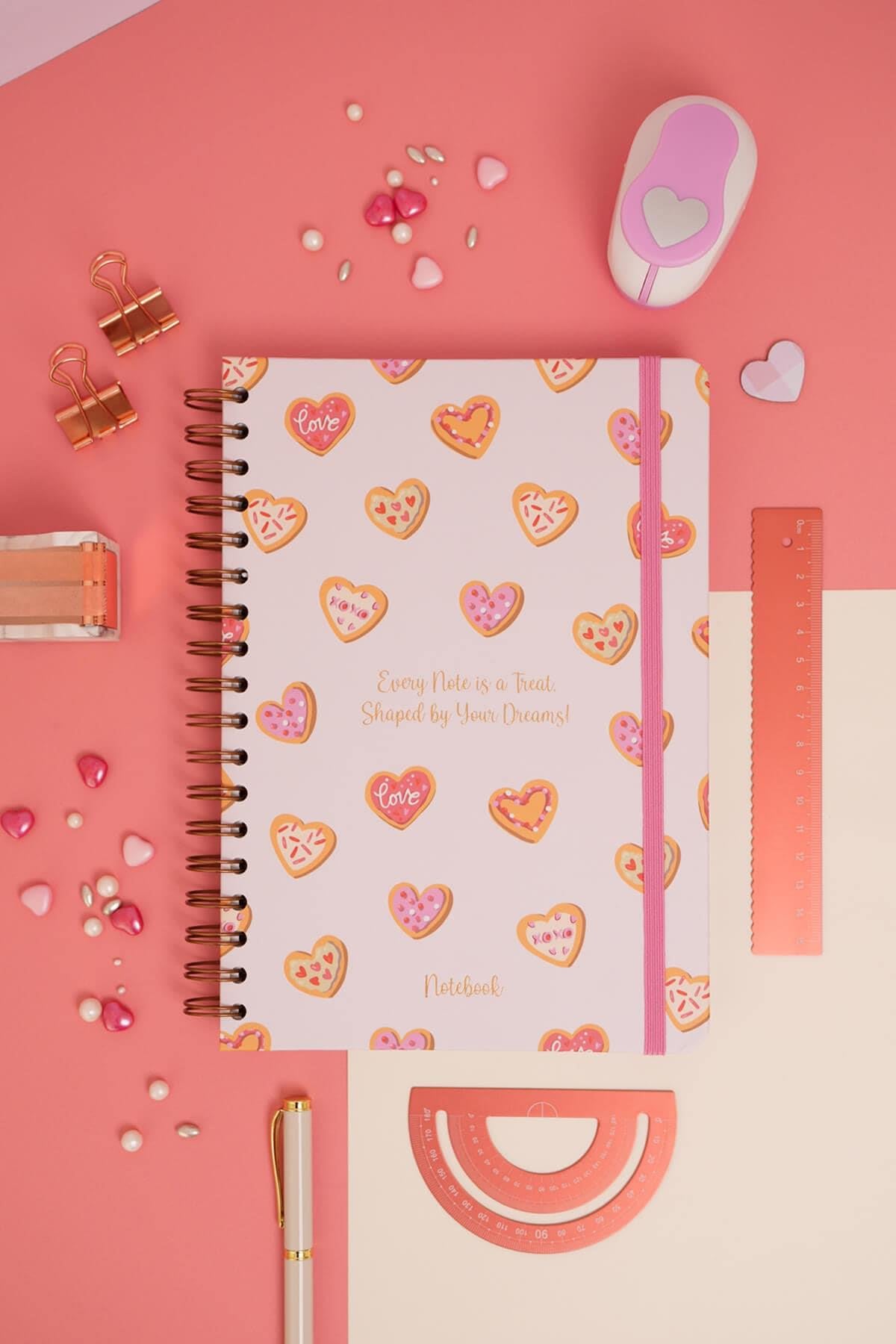 Matt Notebook B5 17x24 cm Spiralli Lastikli Kareli Tarihsiz Not Defteri Kalp Kurabiyeler