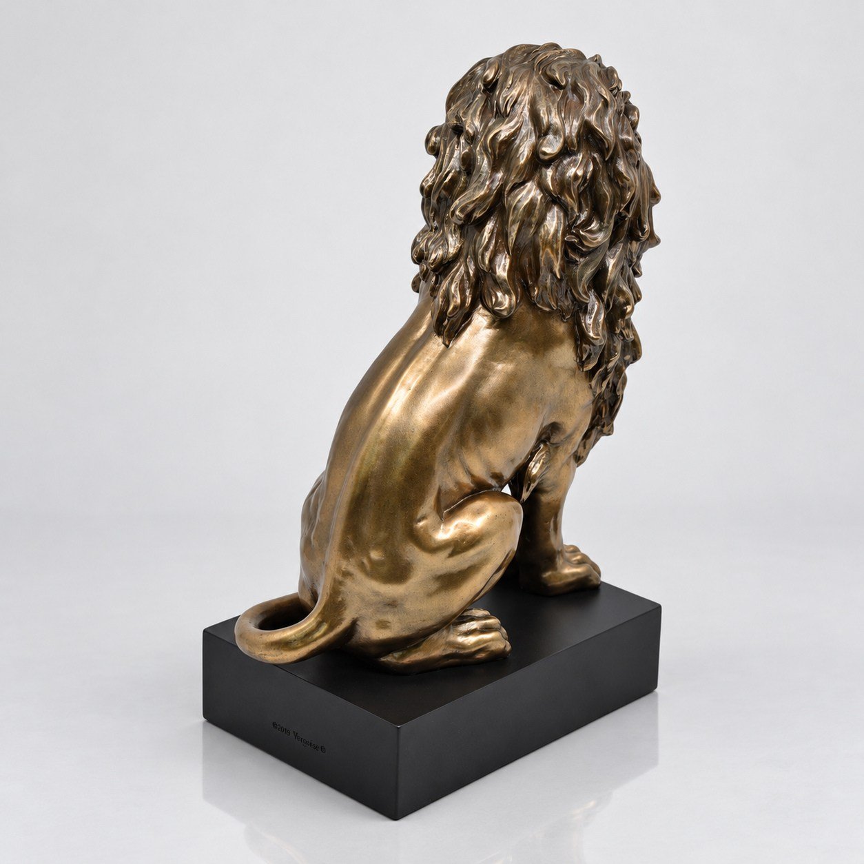 Veronese Design Stand Üstünde Aslan – Hayvan Figürü