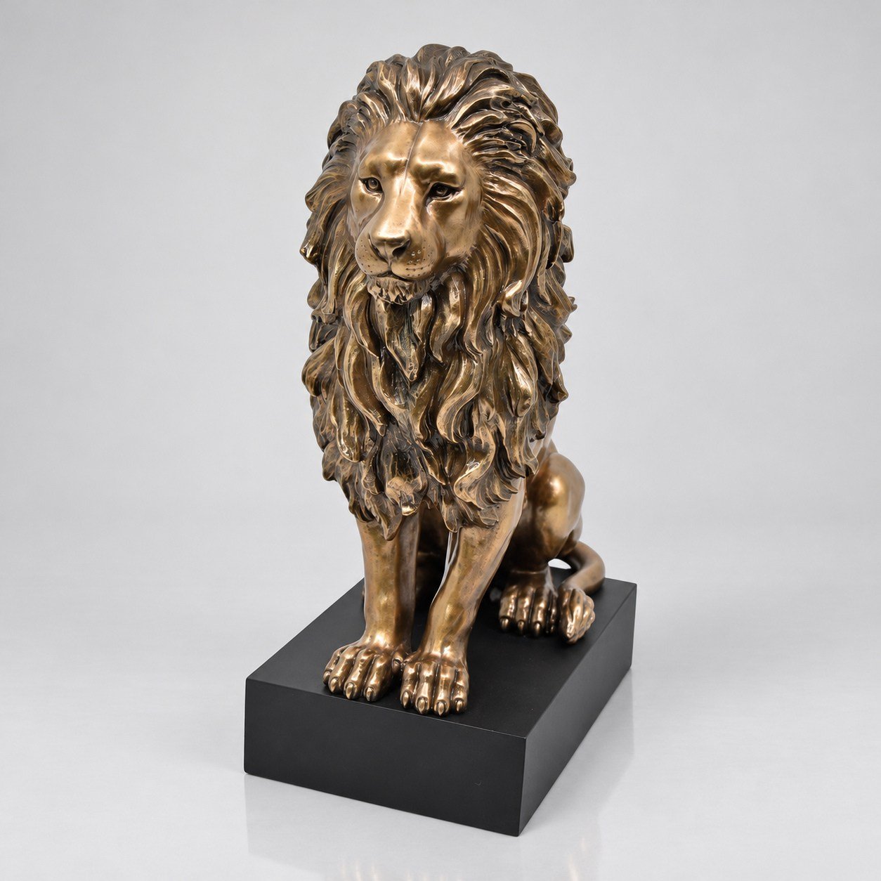 Veronese Design Stand Üstünde Aslan – Hayvan Figürü