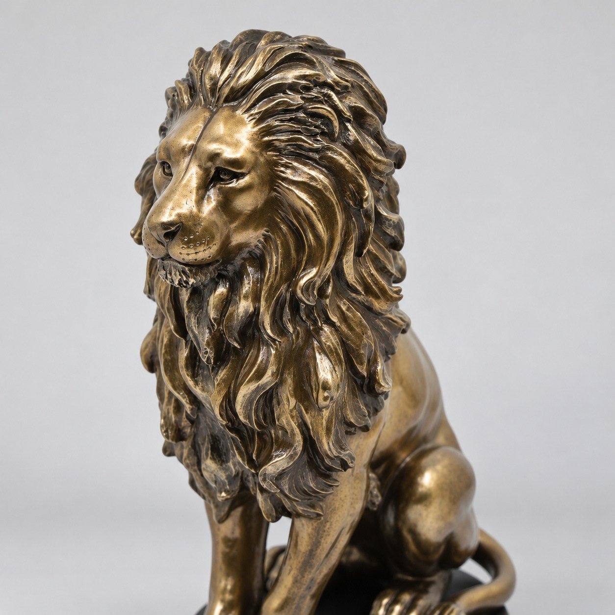 Veronese Design Stand Üstünde Aslan – Hayvan Figürü