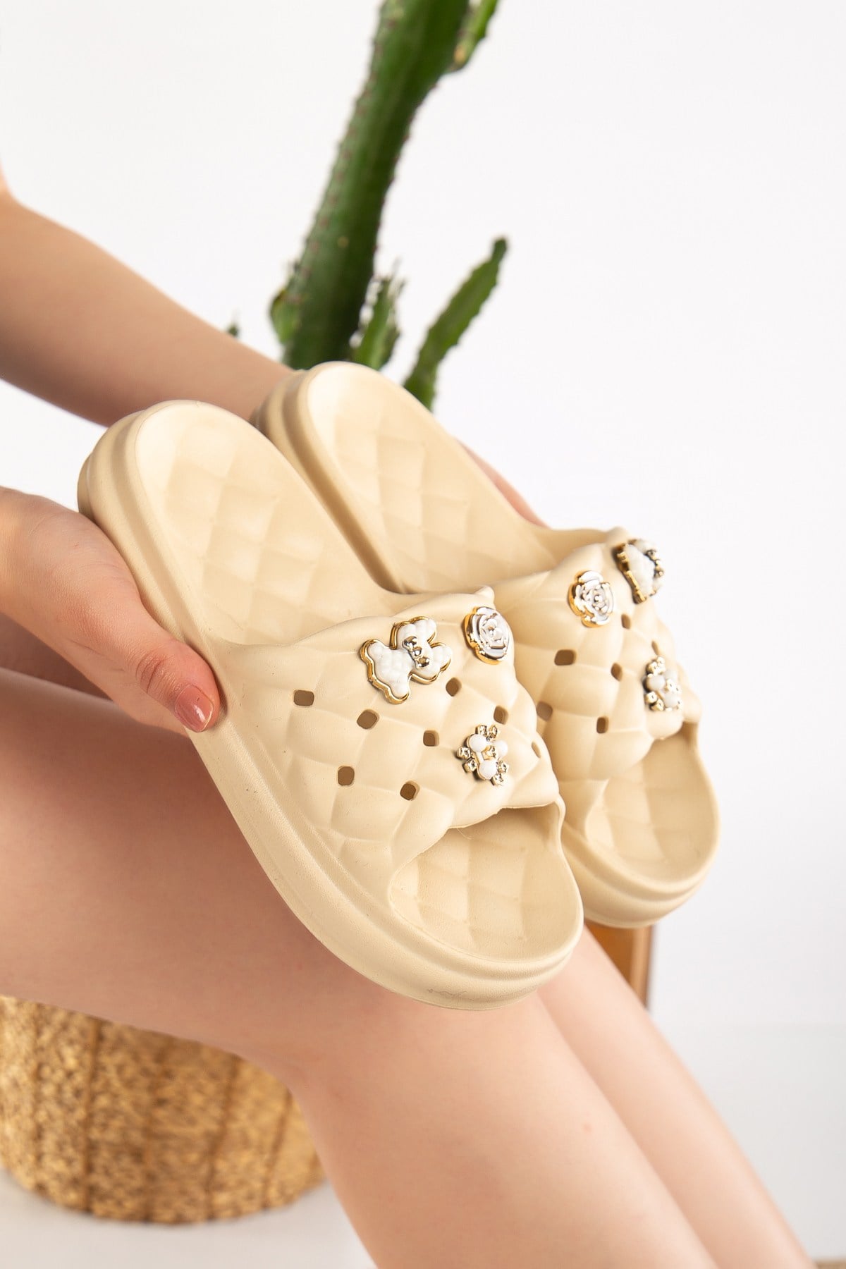 Kids Kız Çocuk Baklava Desenli Taşlı Eva Yumuşak Taban Kreş Havuz Okul Terlik