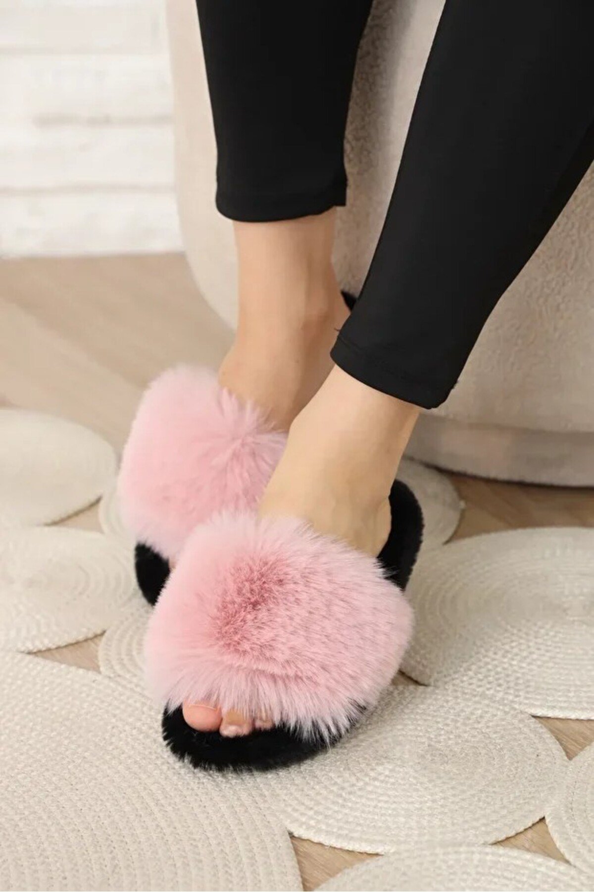 Tüylü Hafif Sessiz Köpük Taban Peluş Şık Ev Terliği