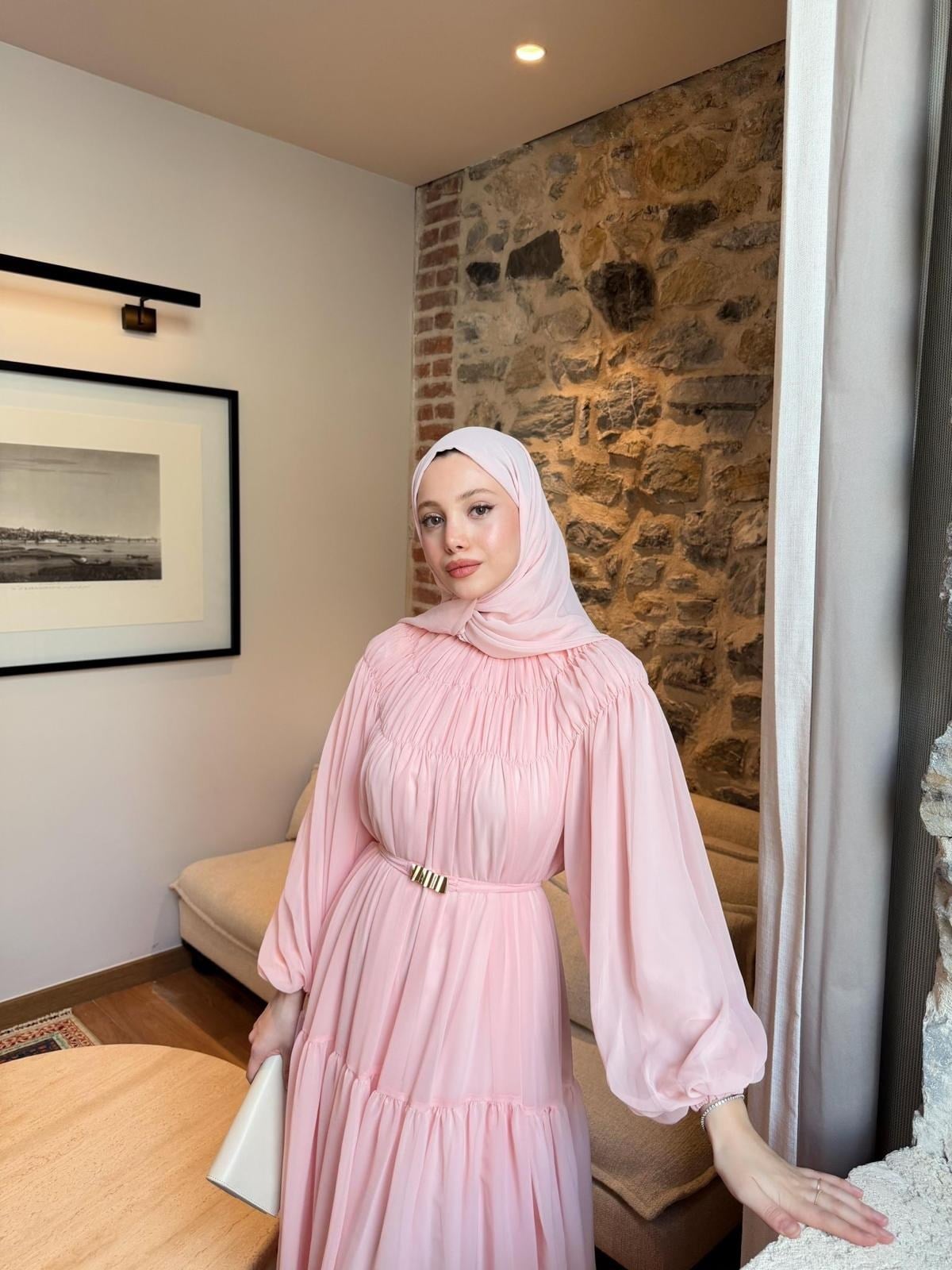 Kat Kat Büzgülü Kemer Detaylı Şifon Elbise - Pembe