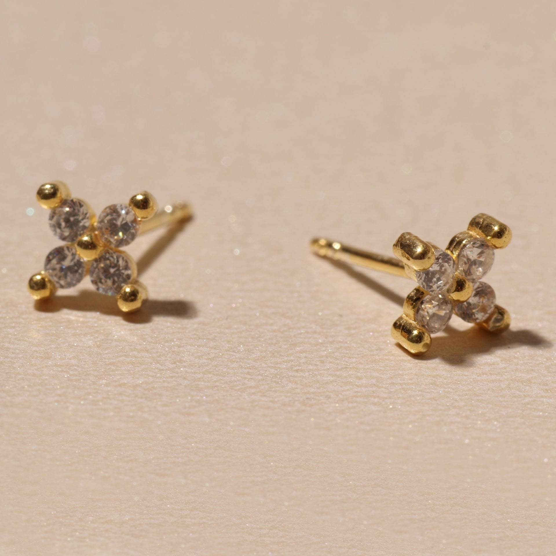 Mini Çiçek Küpe 717084 Gold