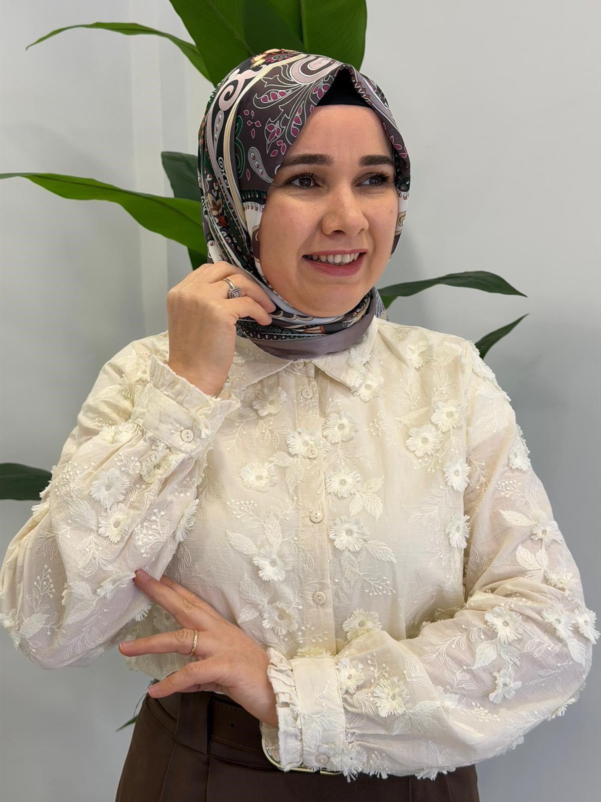 Bej Çiçek Detaylı Gömlek
