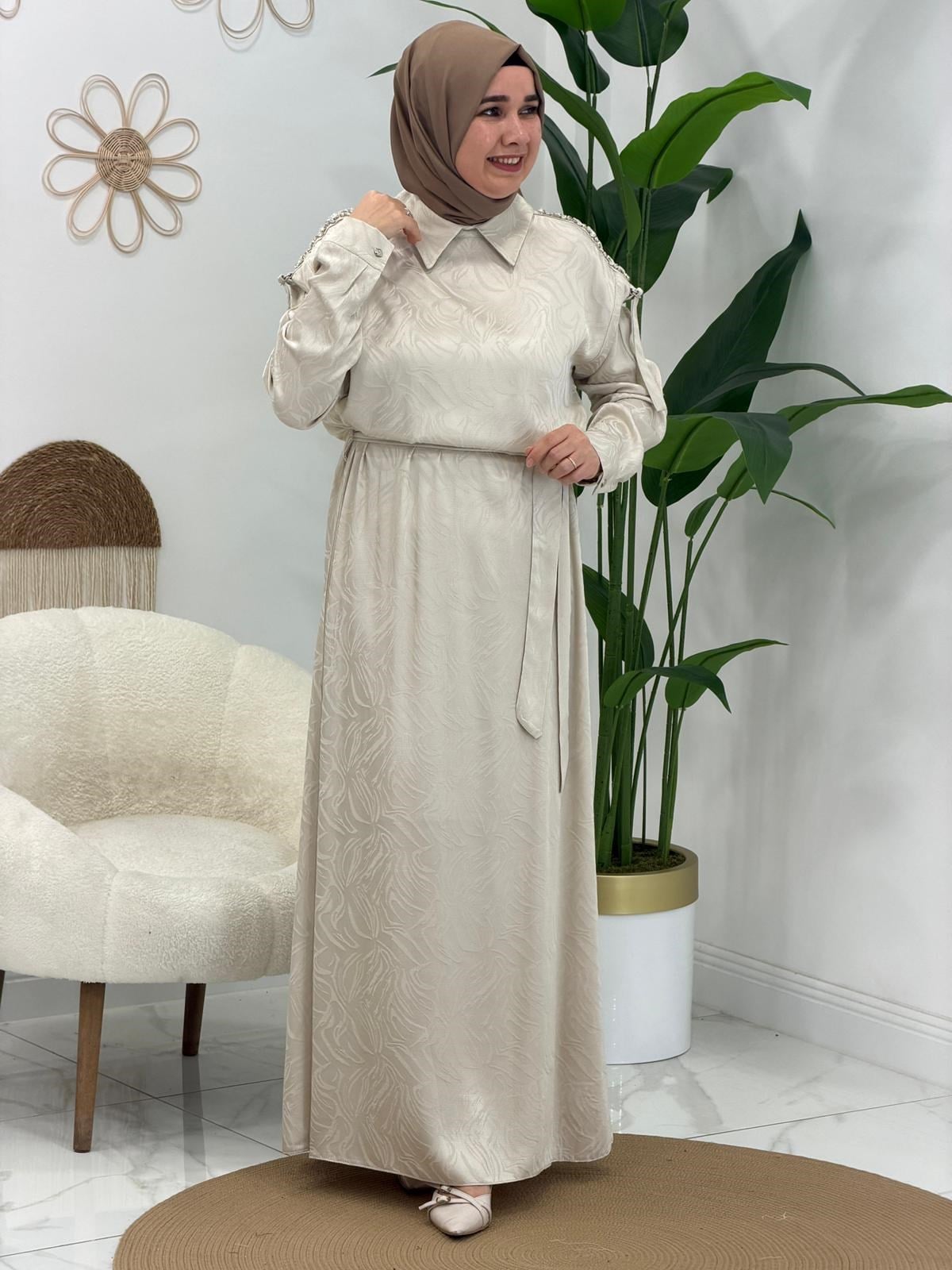Bej Kemer Detaylı Elbise