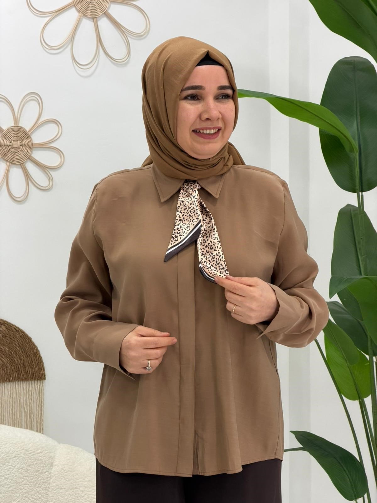 Camel Fular Detaylı Gömlek